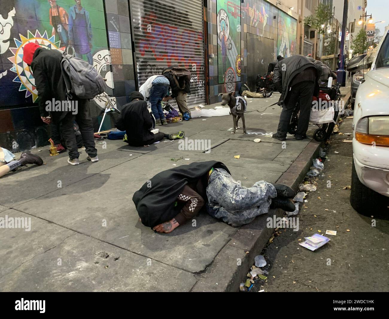 San Francisco, Kalifornien, USA. September 2023. Ein Mann schläft in der Hyde Street nahe der Turk Street im Tenderloin District in San Francisco, Kalifornien am Donnerstag, den 28. September 2023. Die Stadt San Francisco ist wegen ihres Umgangs mit Obdachlosen, Drogen- und Einzelhandelsproblemen in der Innenstadt von San Francisco sehr stark angegriffen worden. (Kreditbild: © David G. McIntyre/ZUMA Press Wire) NUR REDAKTIONELLE VERWENDUNG! Nicht für kommerzielle ZWECKE! Stockfoto