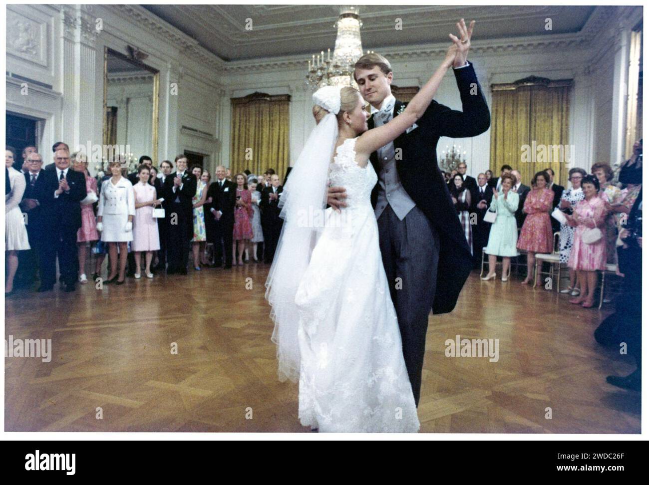 Ed Cox und Tricia Nixon Cox tanzen den ersten Tanz bei ihrer Hochzeitsfeier im East Room des Weißen Hauses. Stockfoto