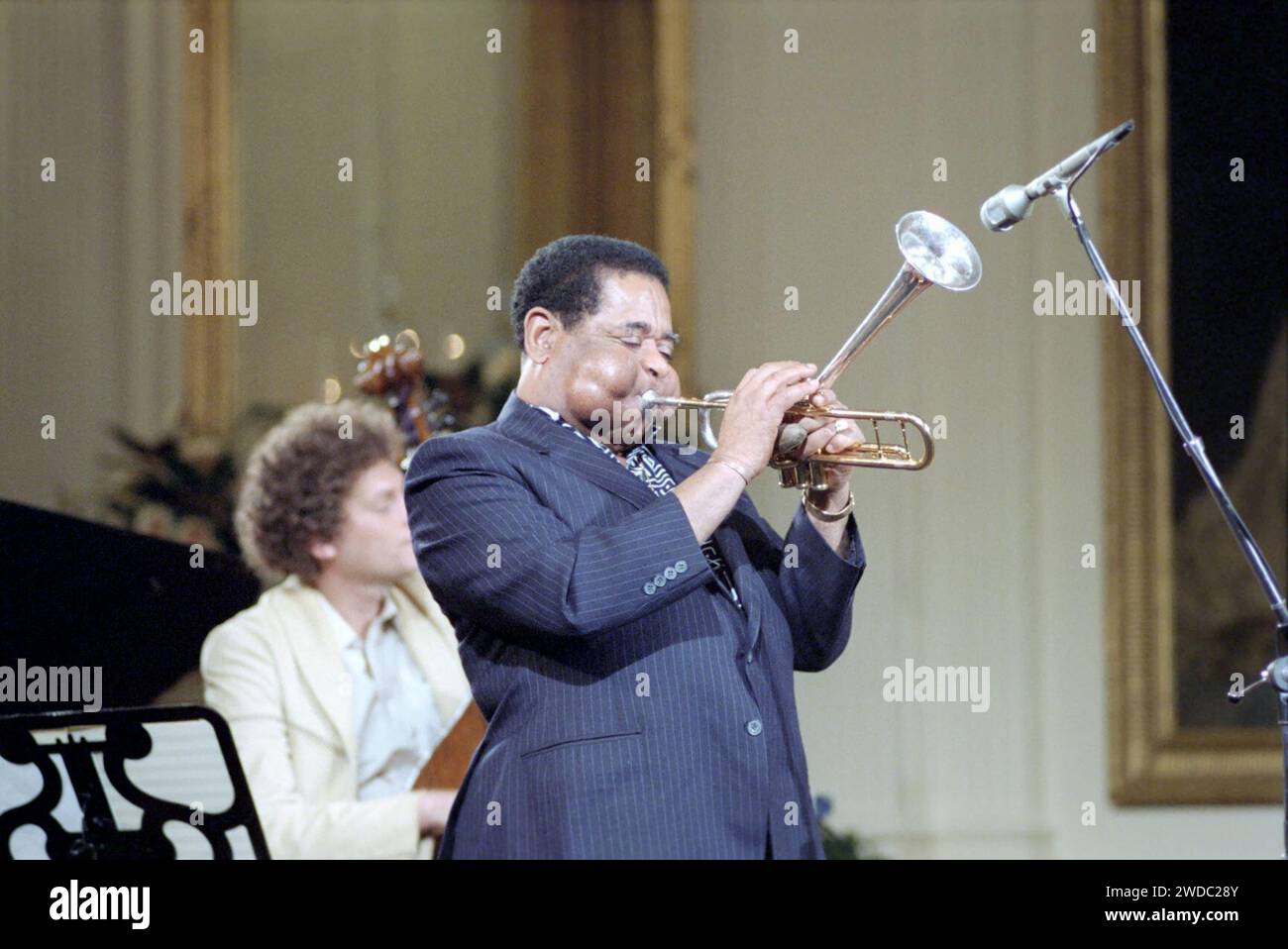 Dizzy Gillespie spielt beim PBS Taping „Performance in the White House Series“ mit Dizzy Gillespie und Stan Getz im East Room. Stockfoto