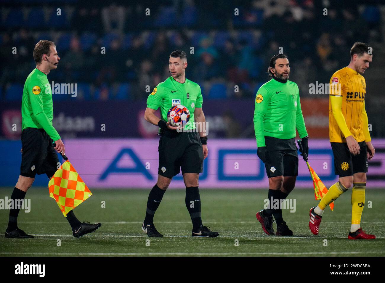 Den Bosch, Niederlande. Januar 2024. DEN BOSCH, NIEDERLANDE - 19. JANUAR: Schiedsrichter Sjoerd Nanninga, Schiedsrichter Marc Nagtegaal und Schiedsrichter Cristian Dobre während des niederländischen Keuken Kampioen Divisie Spiels zwischen dem FC den Bosch und Roda JC im Stadion de Vliert am 19. Januar 2024 in den Bosch, Niederlande. (Foto von Rene Nijhuis/Orange Pictures) Credit: Orange Pics BV/Alamy Live News Stockfoto