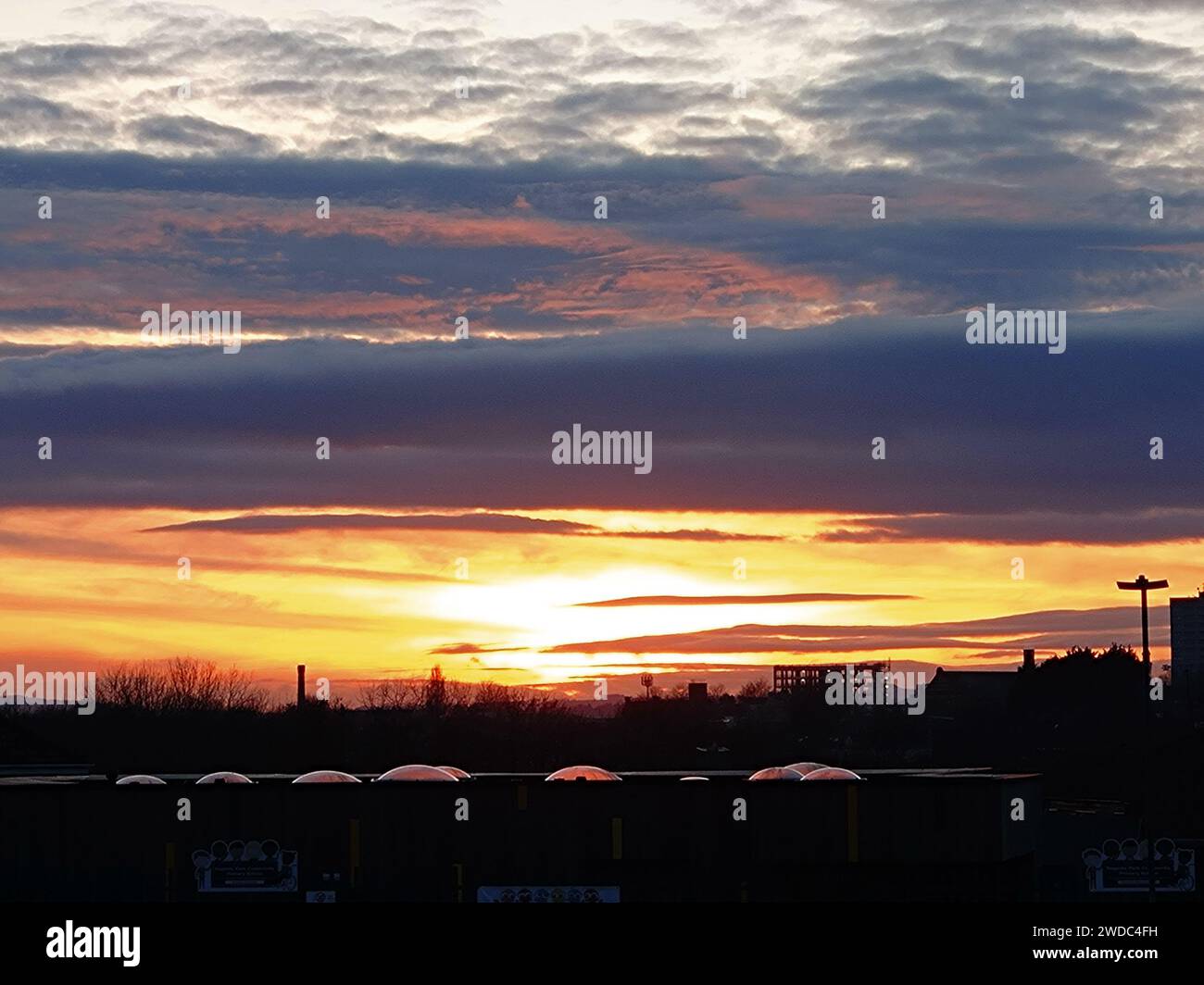 Ein abendlicher Himmel und eine dunkle Wolkenbildung über einem Vorstadtviertel Stockfoto