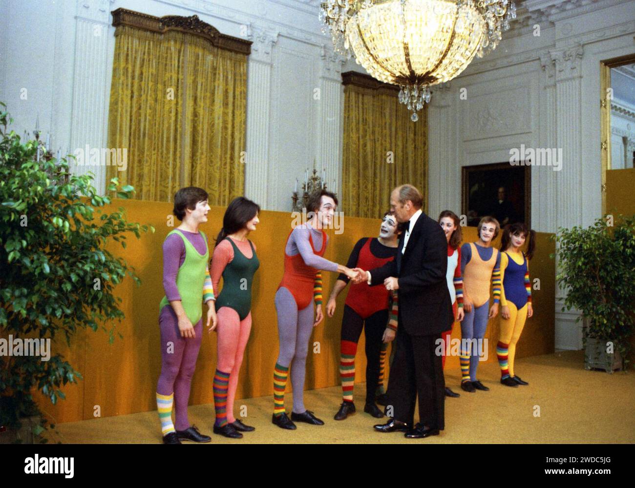 Foto: Präsident Gerald R. Ford schüttelt sich die Hände mit Mitgliedern des Claude Kipnis MIME Theaters während des Unterhaltungs-Teils eines Staatsessens zu Ehren des polnischen Staatssekretärs Edward Gierek - Stockfoto