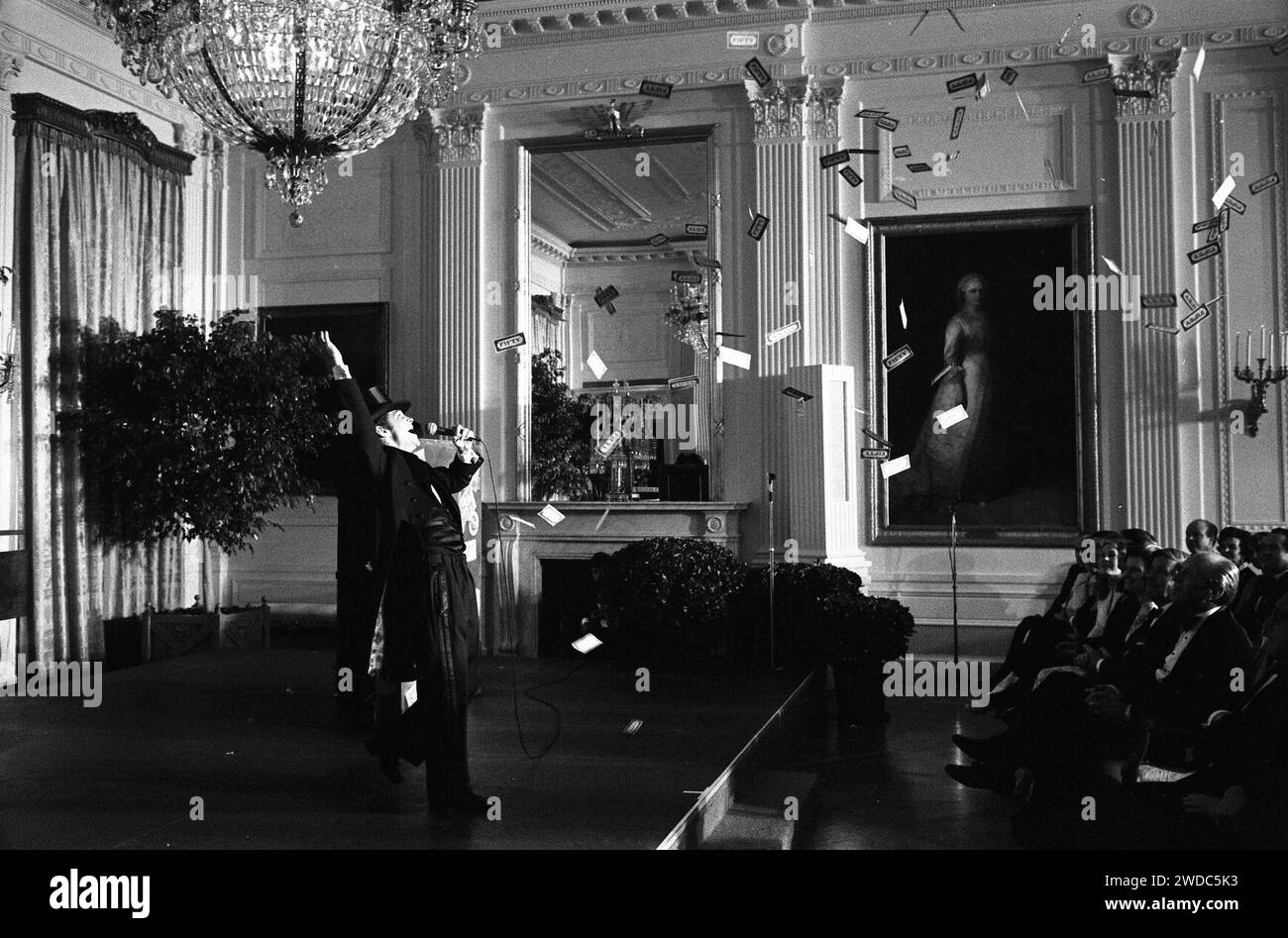 Foto von Joel Grey im East Room während des Entertainment - Teils eines Staatsessens zu Ehren des Bundeskanzlers Helmut Schmidt von der Bundesrepublik Deutschland - Stockfoto