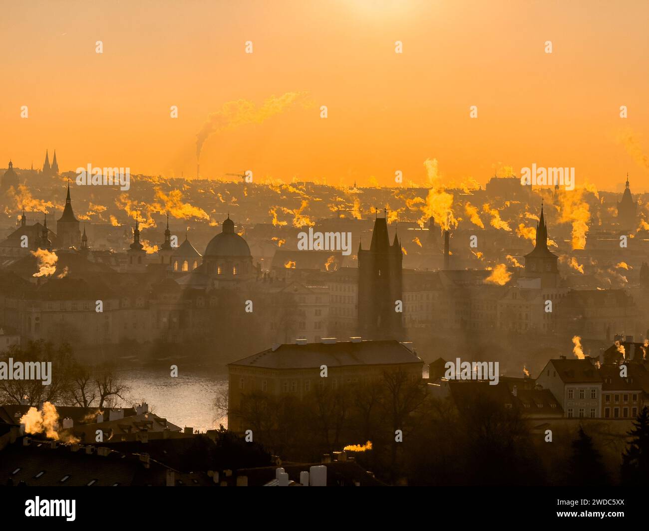 Blick von oben auf das sonnenverwöhnte Prag bei Sonnenaufgang im frostigen Januar. Prag, Tschechische Republik Stockfoto