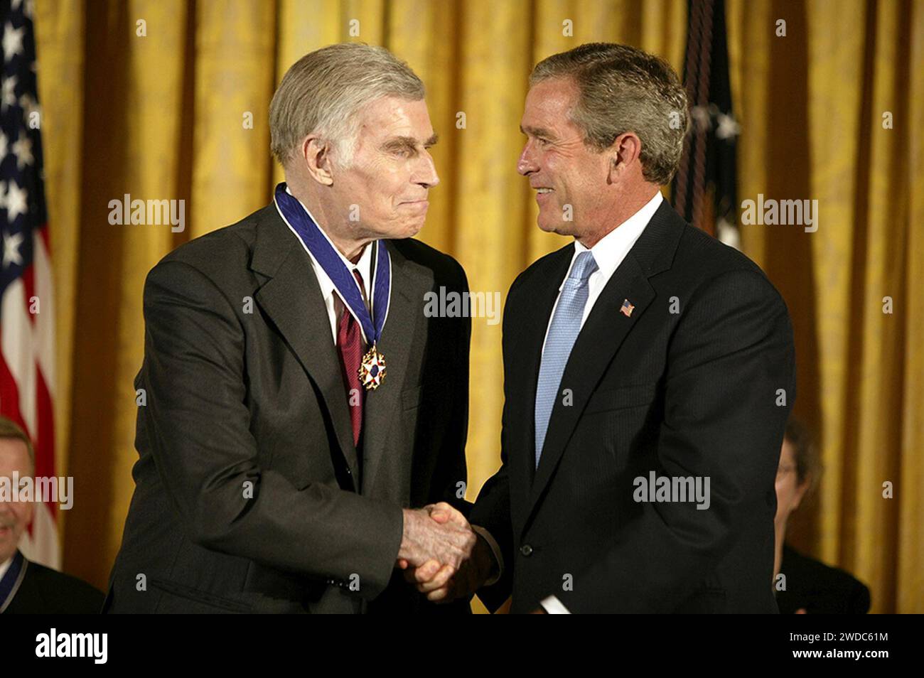 Präsident George W. Bush überreicht Charlton Heston die Presidential Medal of Freedom. Stockfoto