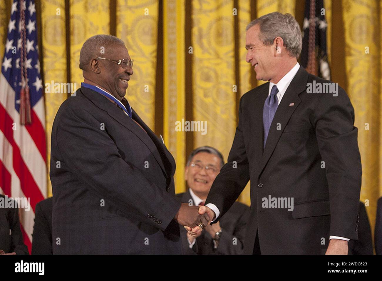 Präsident George W. Bush überreicht Riley „B. B.“ King die Presidential Medal of Freedom im East Room des Weißen Hauses. Stockfoto