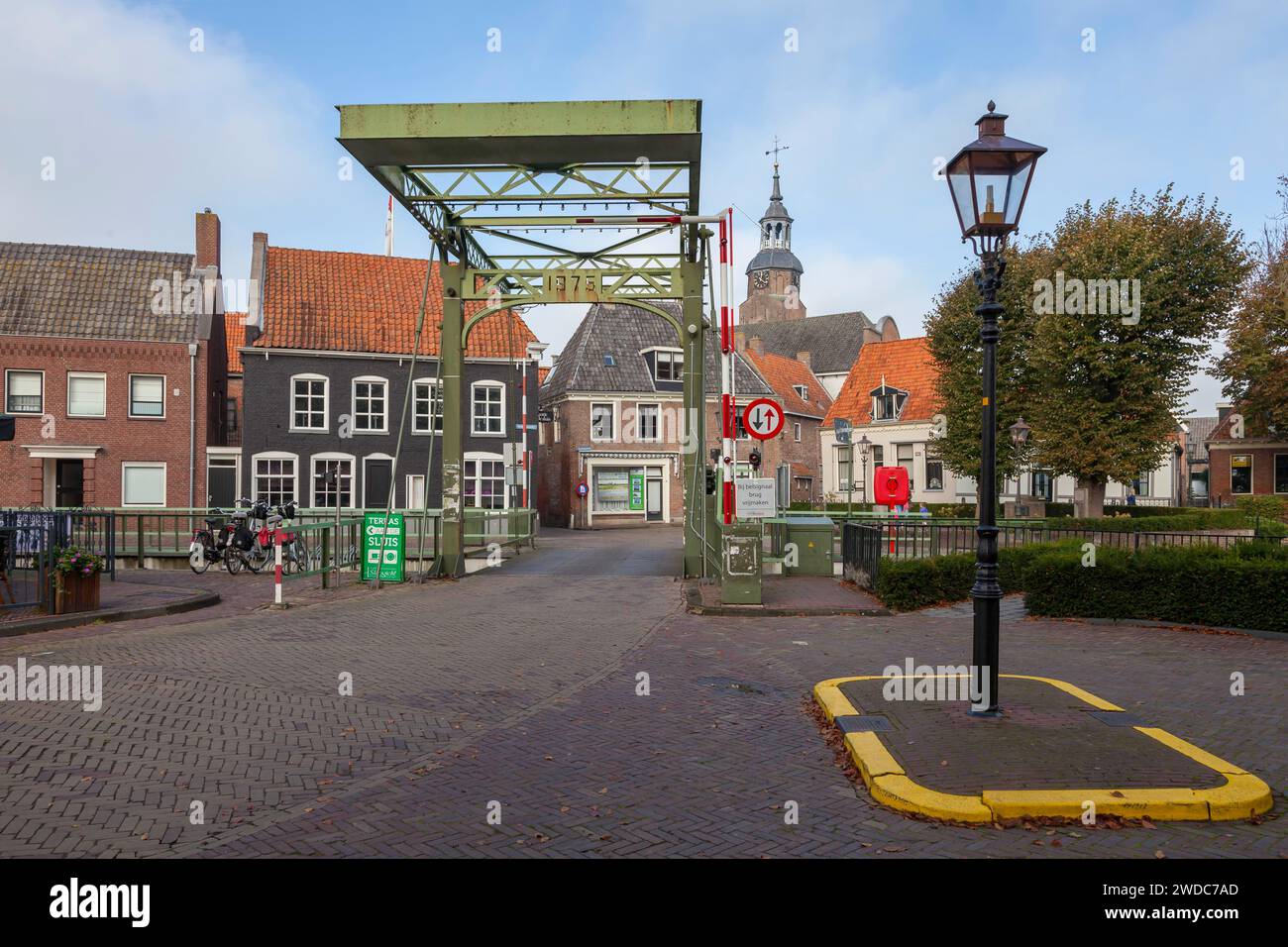 Zugbrücke in der Stadt Blokzijl, Provinz Overijssel, Niederlande Stockfoto