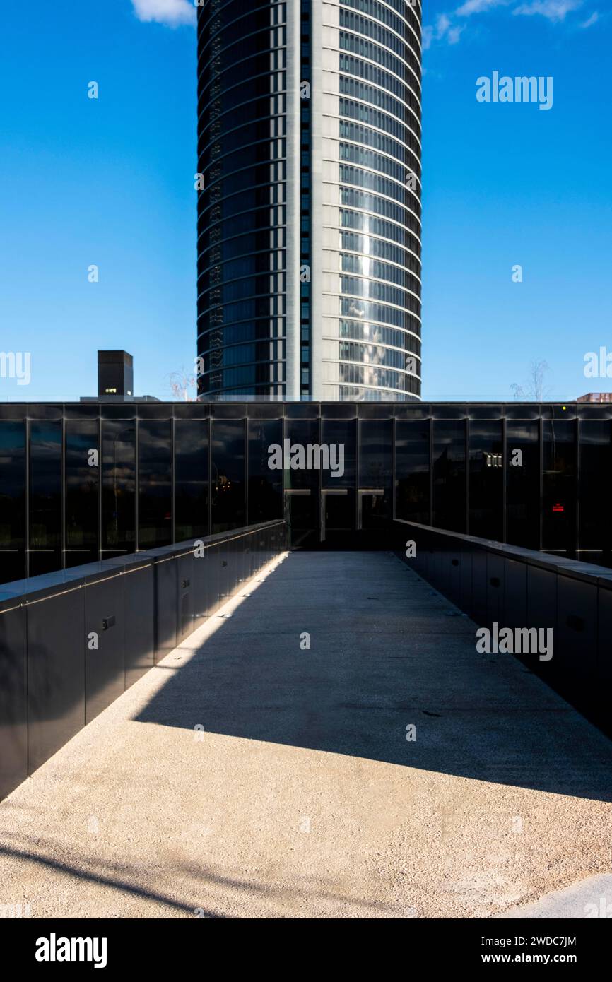 Fußgängerbrücke in einem modernen Finanzviertel in Madrid Stockfoto
