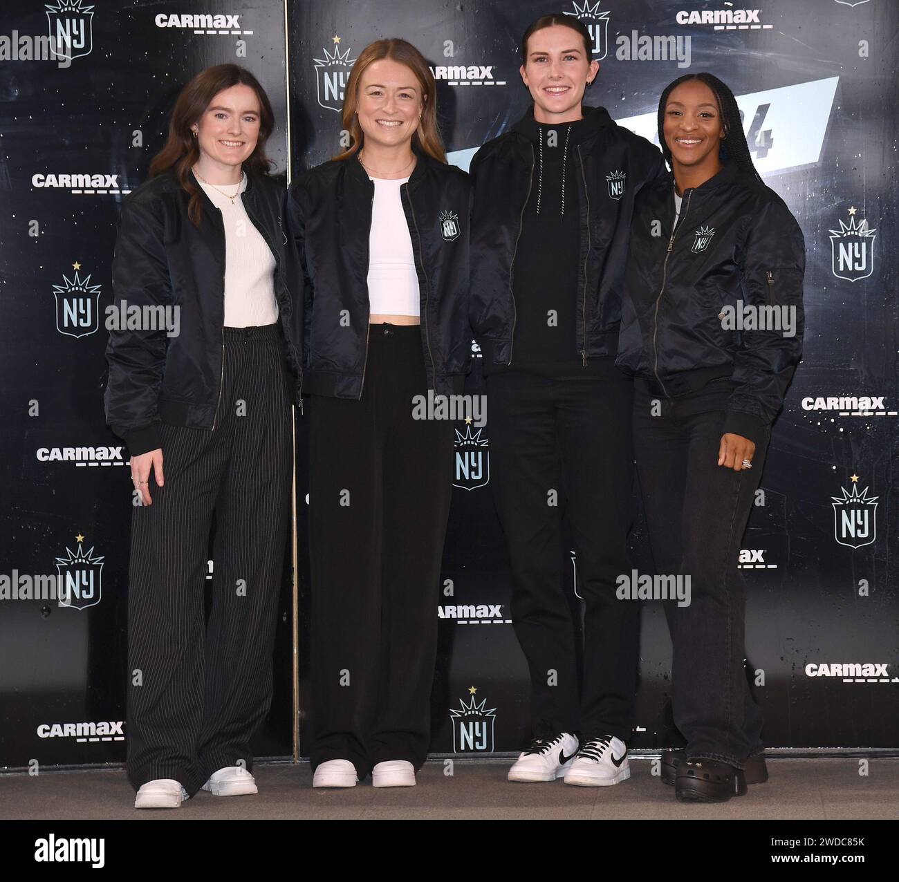 New York, USA. Januar 2024. (L-R) die Profi-Fußballspieler Rose Lavelle, Emily Sonnett, Tierna Davidson und Crystal Dunn posieren gemeinsam bei einem Event, um die Class of 2024 für NJ/NY Gotham FC im Rainbow Room im Rockefeller Center, New York, NY, am 19. Januar 2024 vorzustellen. (Foto: Anthony Behar/SIPA USA) Credit: SIPA USA/Alamy Live News Stockfoto