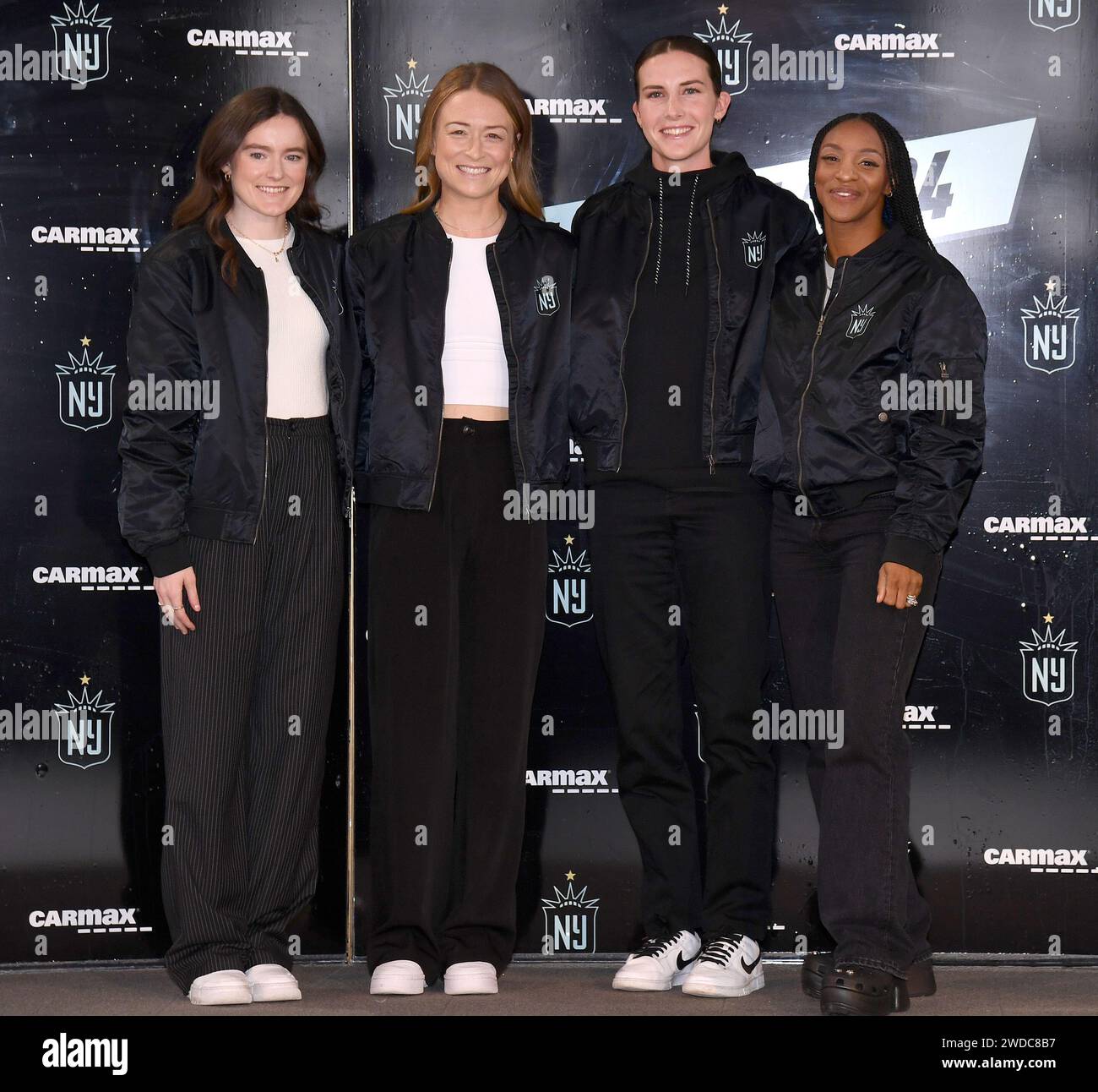 New York, USA. Januar 2024. (L-R) die Profi-Fußballspieler Rose Lavelle, Emily Sonnett, Tierna Davidson und Crystal Dunn posieren gemeinsam bei einem Event, um die Class of 2024 für NJ/NY Gotham FC im Rainbow Room im Rockefeller Center, New York, NY, am 19. Januar 2024 vorzustellen. (Foto: Anthony Behar/SIPA USA) Credit: SIPA USA/Alamy Live News Stockfoto