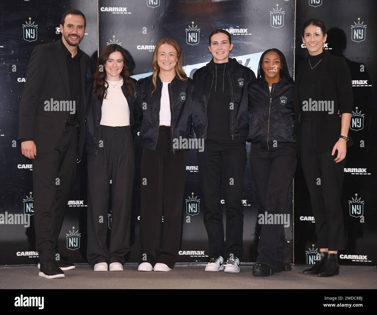 New York, USA. Januar 2024. (L-R) NJ/NY Gotham FC-Cheftrainer Juan Carlos Amoros, die Profi-Fußballspieler Rose Lavelle, Emily Sonnett, Tierna Davidson, Crystal Dunn und NJ/NY Gotham FC-General Manager Yael Averbuch West posieren gemeinsam bei einer Veranstaltung, um die Klasse 2024 für NJ/NY Gotham FC vorzustellen. im Rainbow Room im Rockefeller Center, New York, NY, 19. Januar 2024. (Foto: Anthony Behar/SIPA USA) Credit: SIPA USA/Alamy Live News Stockfoto