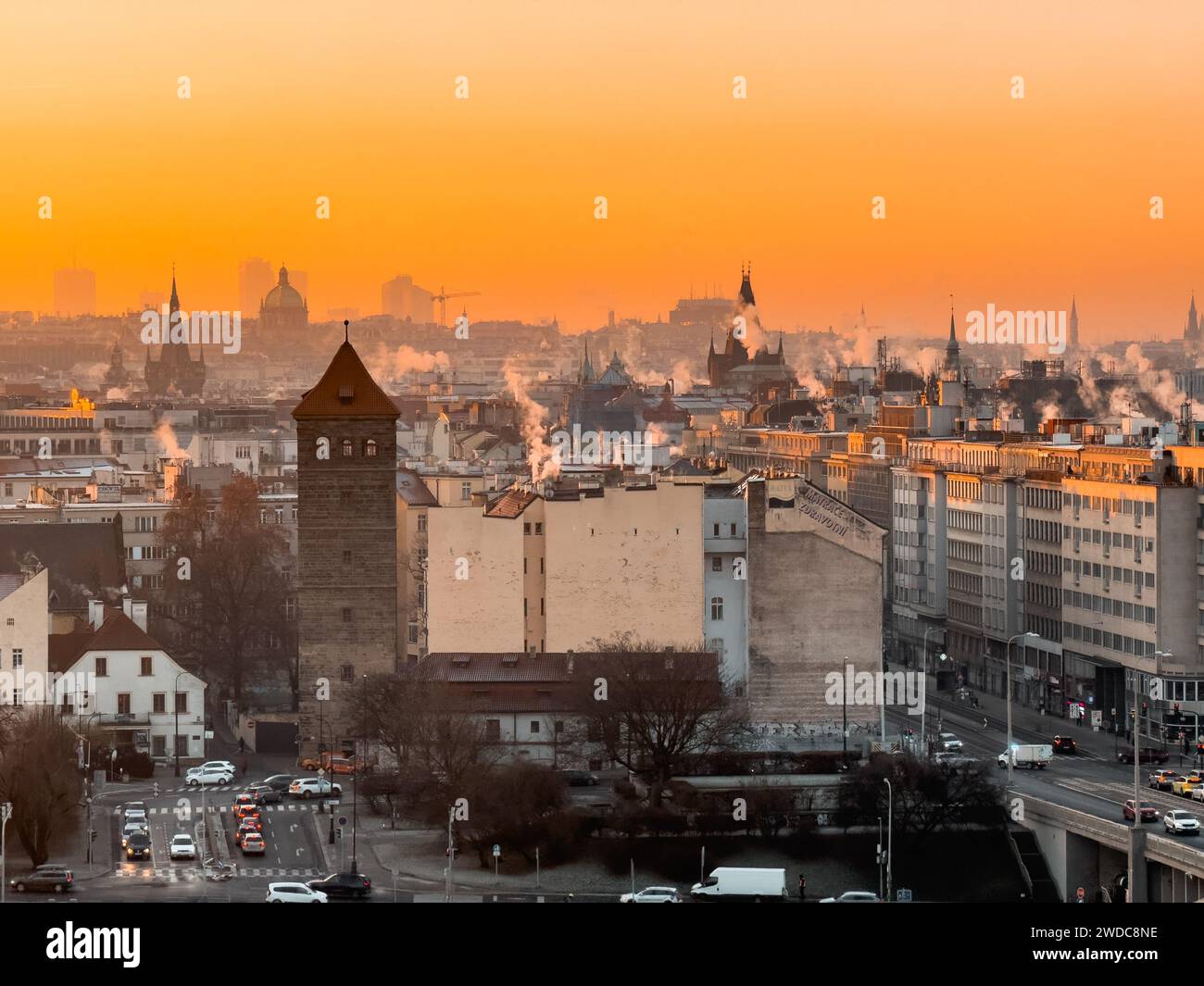 Blick von oben auf das sonnenverwöhnte Prag bei Sonnenaufgang im frostigen Januar. Prag, Tschechische Republik Stockfoto