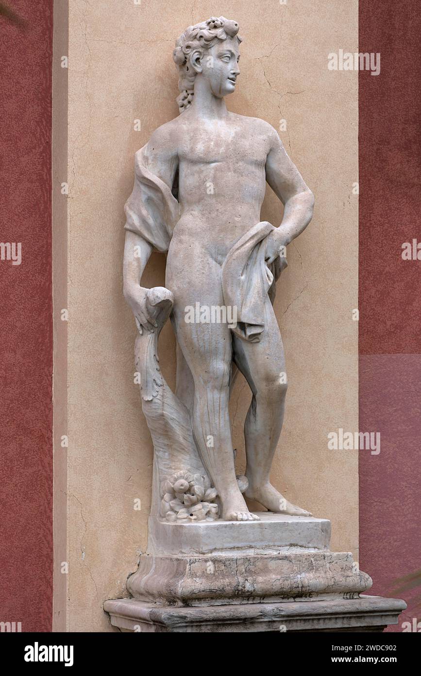 Antike männliche Skulptur im Garten des Palazzo reale, Via Balbi, 10, Genua, Italien Stockfoto