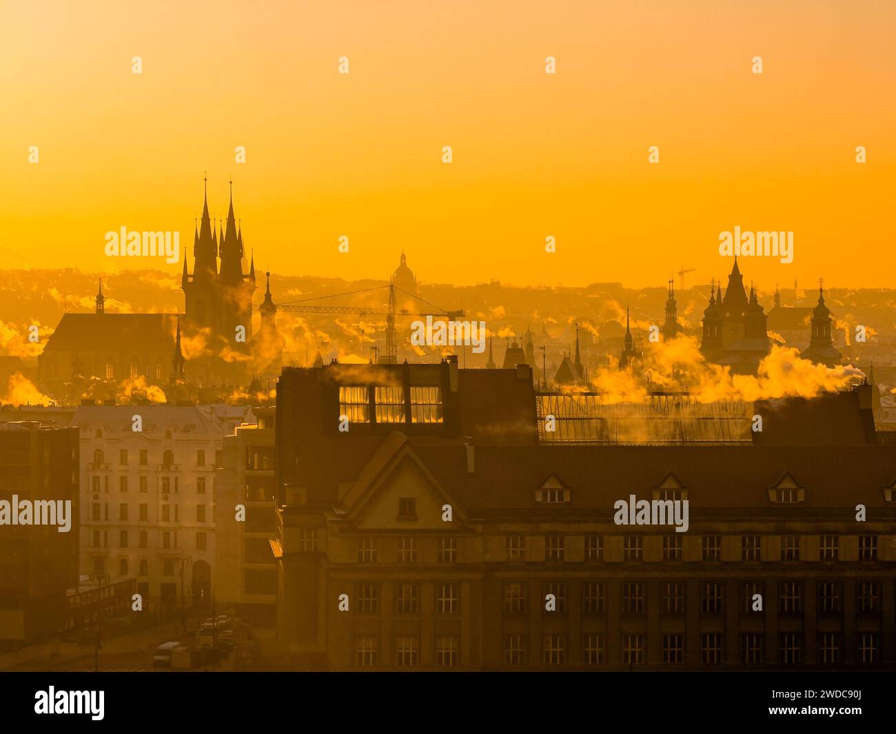 Blick von oben auf das sonnenverwöhnte Prag bei Sonnenaufgang im frostigen Januar. Prag, Tschechische Republik Stockfoto