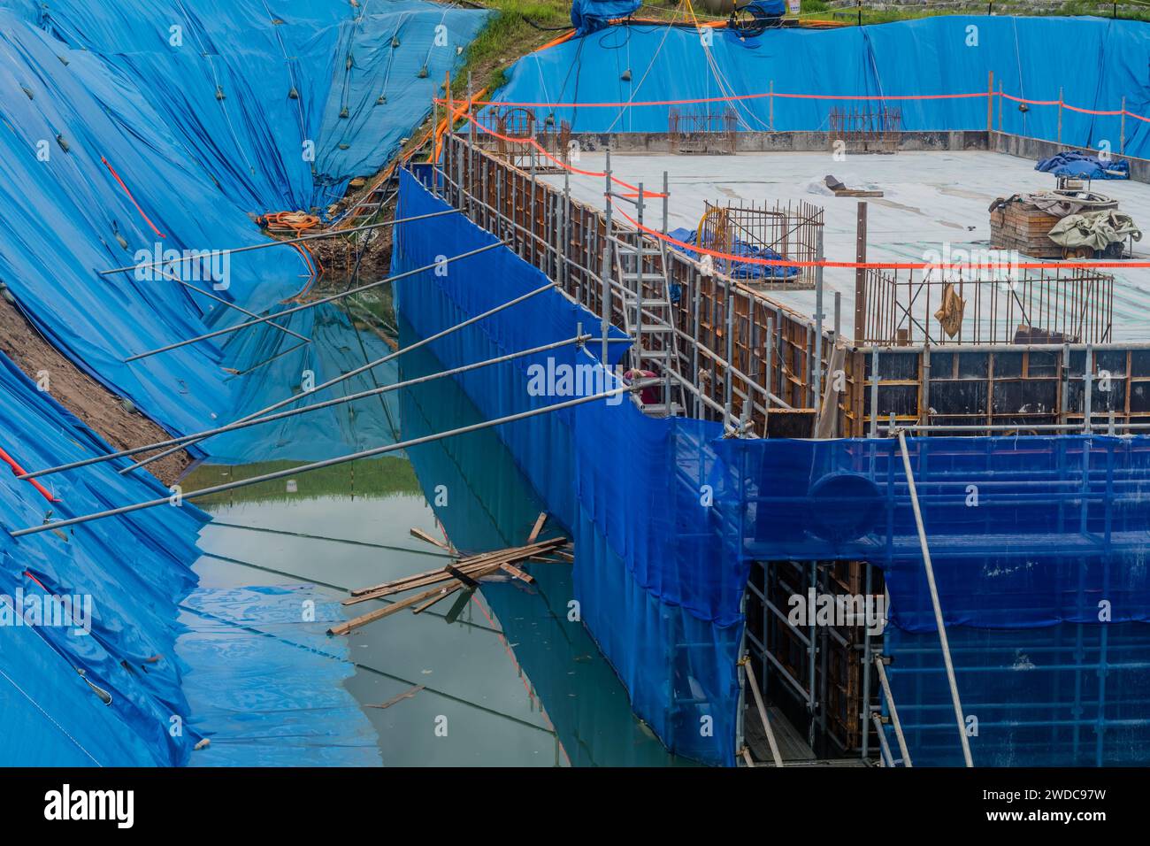 Daejeon, Südkorea, 9. August 2020: Stiftung für Gebäude im Bau, umgeben von Hochwasser nach sintflutartigen Regenfällen, Südkorea Stockfoto