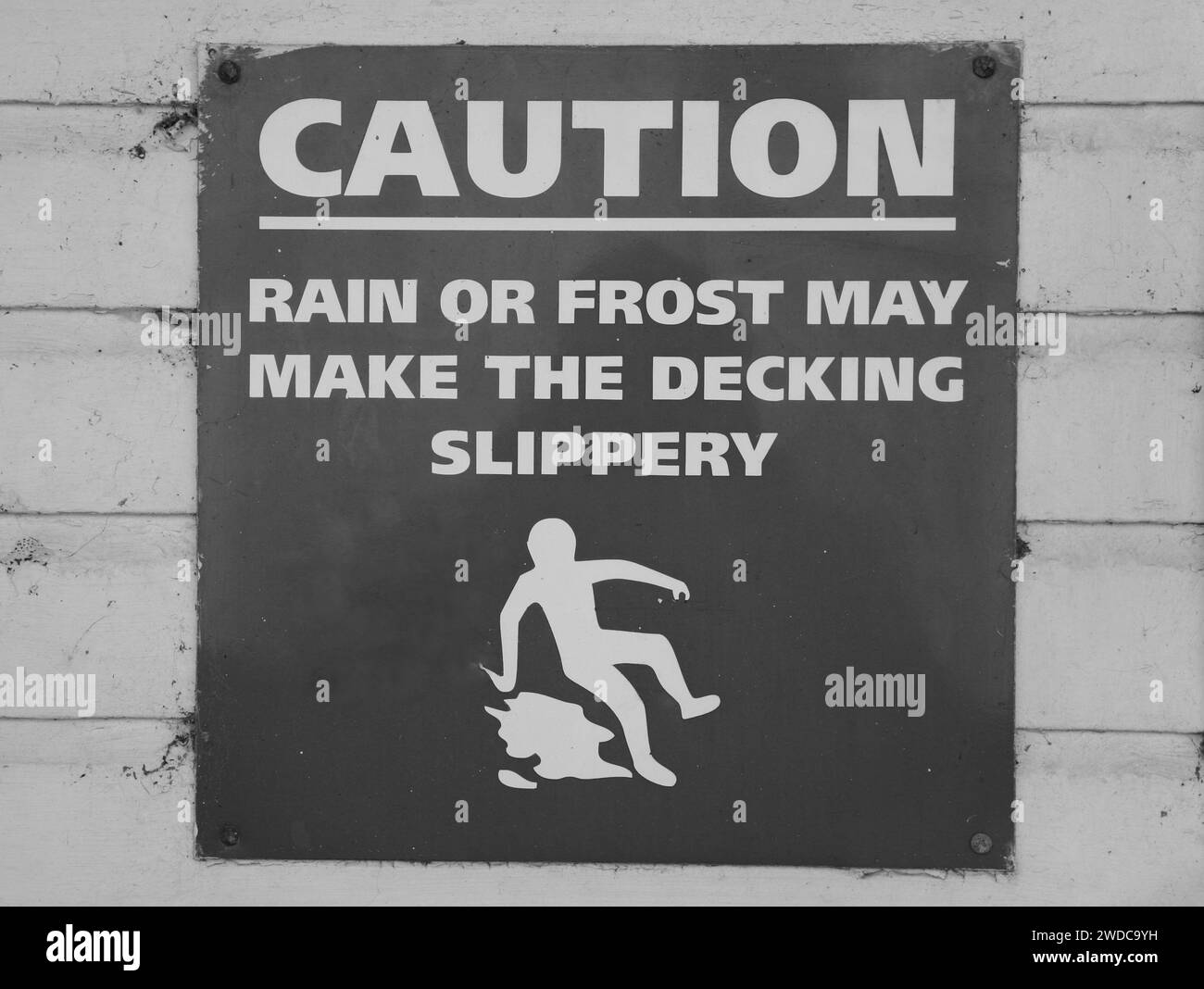 Schild am Ende des Southport Pier, Warnung vor rutschigem Untergrund und Verletzungsgefahr, Southport, Merseyside, Vereinigtes Königreich, Europa Stockfoto