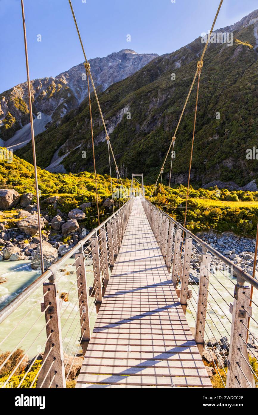 Hängefußwanderung Hängebrücke über den Hooker River im malerischen Bergtal Neuseelands auf einem Weg zum Mt Cook. Stockfoto