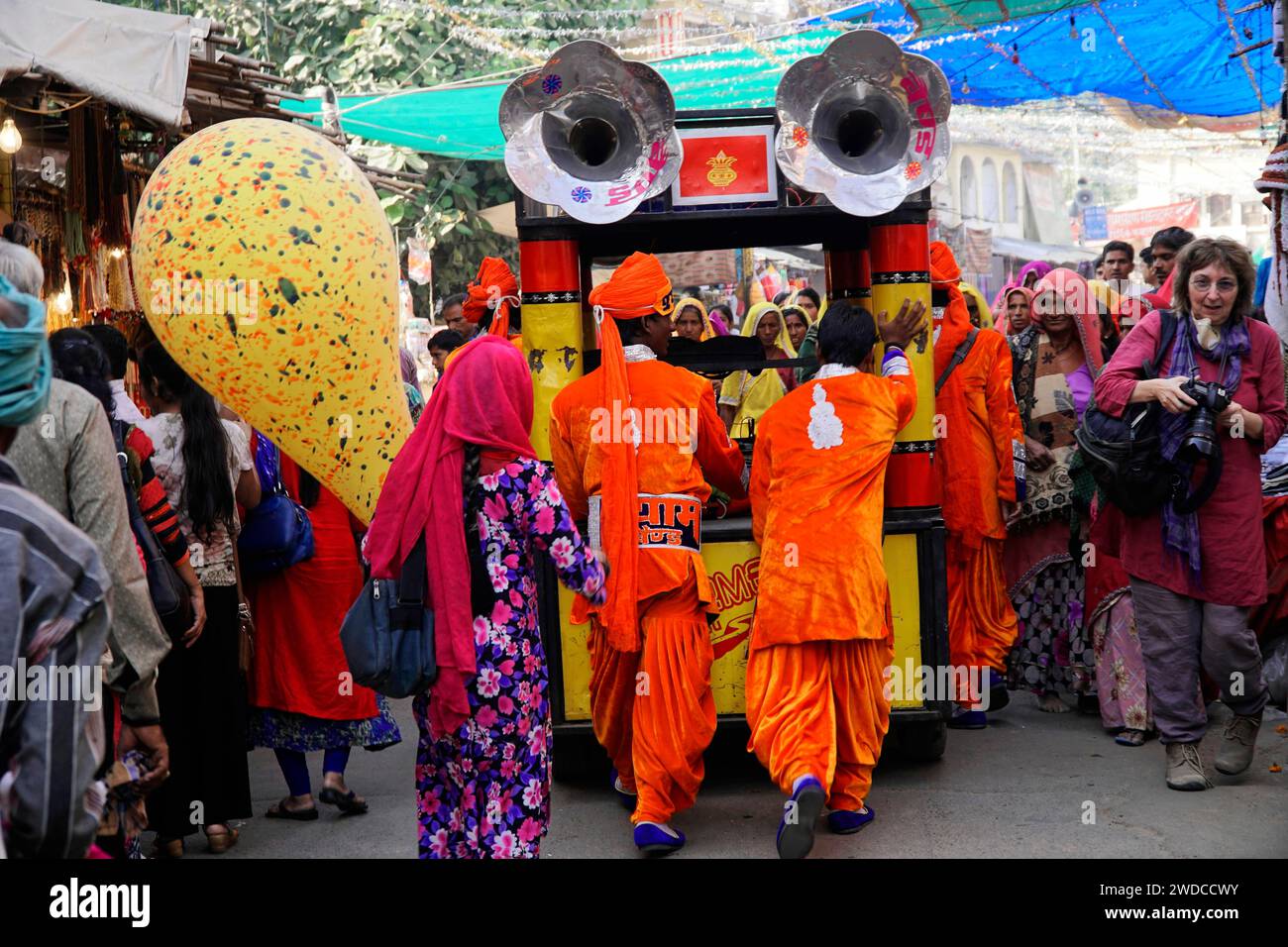 Kamelmarkt, Messe, Menschen, Hochzeitsmarkt, Tiere, Wüstenstadt Pushkar, (Pushkar Kamal Fair) Rajasthan, Nordindien, Indien Stockfoto