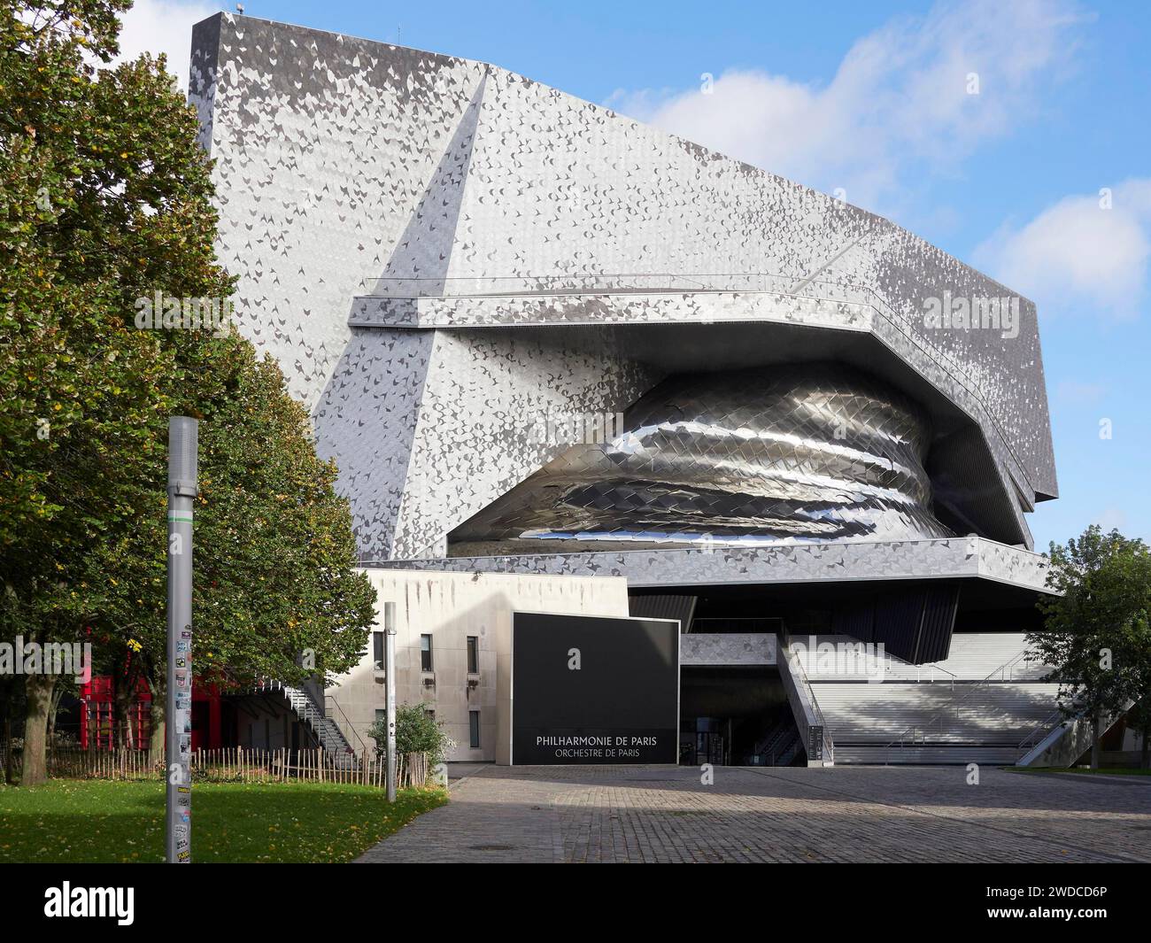 Moderne Architektur mit metallischer Fassade und ungewöhnlicher Form unter bewölktem Himmel. Philharmonie de Paris. Paris Stockfoto