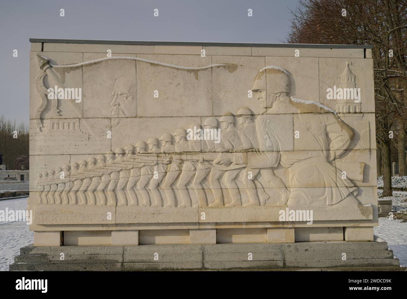 Sarkophag mit Steinrelief, heldenhafte Armee, sowjetisches Denkmal, Winter, Treptower Park, Treptow, Treptow-Koepenick, Berlin, Deutschland Stockfoto