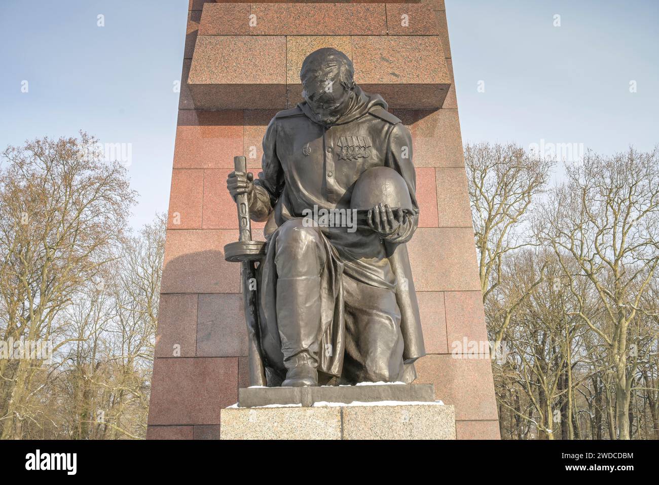 Mittelportal, kniender Soldat mit Kalschnikow-Gewehr, sowjetisches Denkmal, Winter, Treptower Park, Treptow, Treptow-Koepenick, Berlin, Deutschland Stockfoto