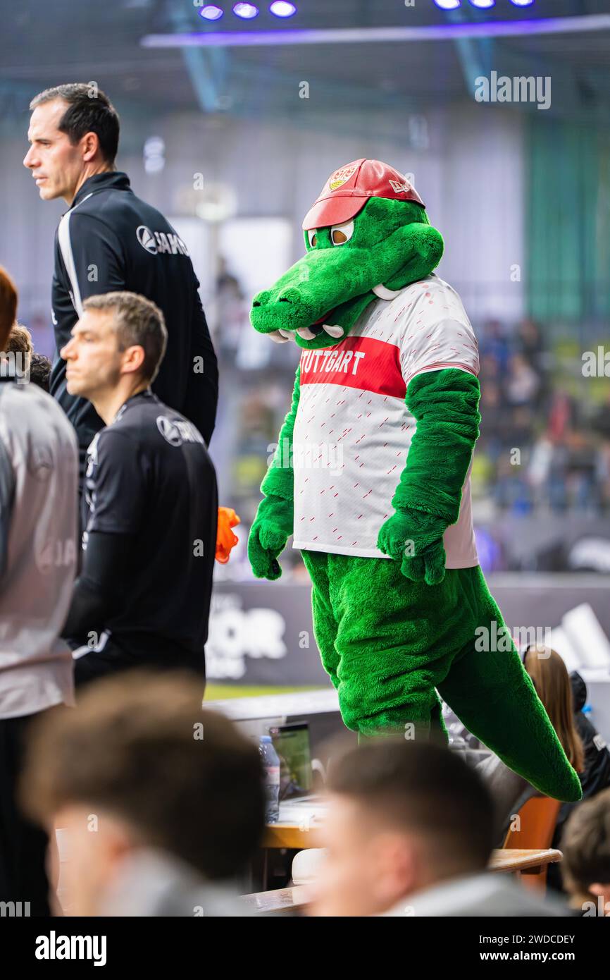 Ein grünes Maskottchen unterhält die Zuschauer bei einer Sportveranstaltung, dem Mercedes Benz Junior Cup, Glaspalast Sindelfingen Stockfoto