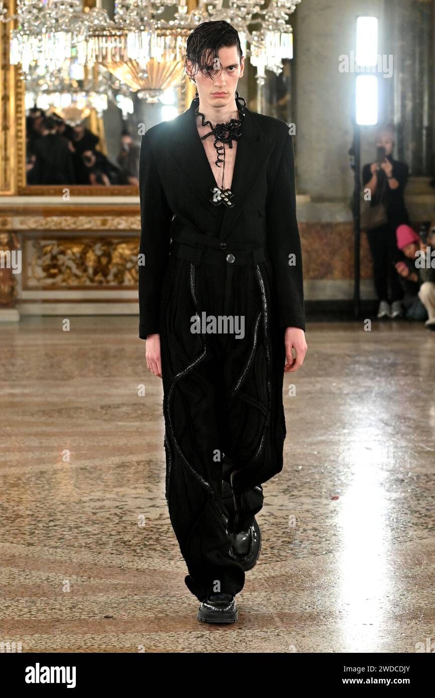 Mailand, Italien. Januar 2024. Sprechen Sie Fashion Show Catwalk auf