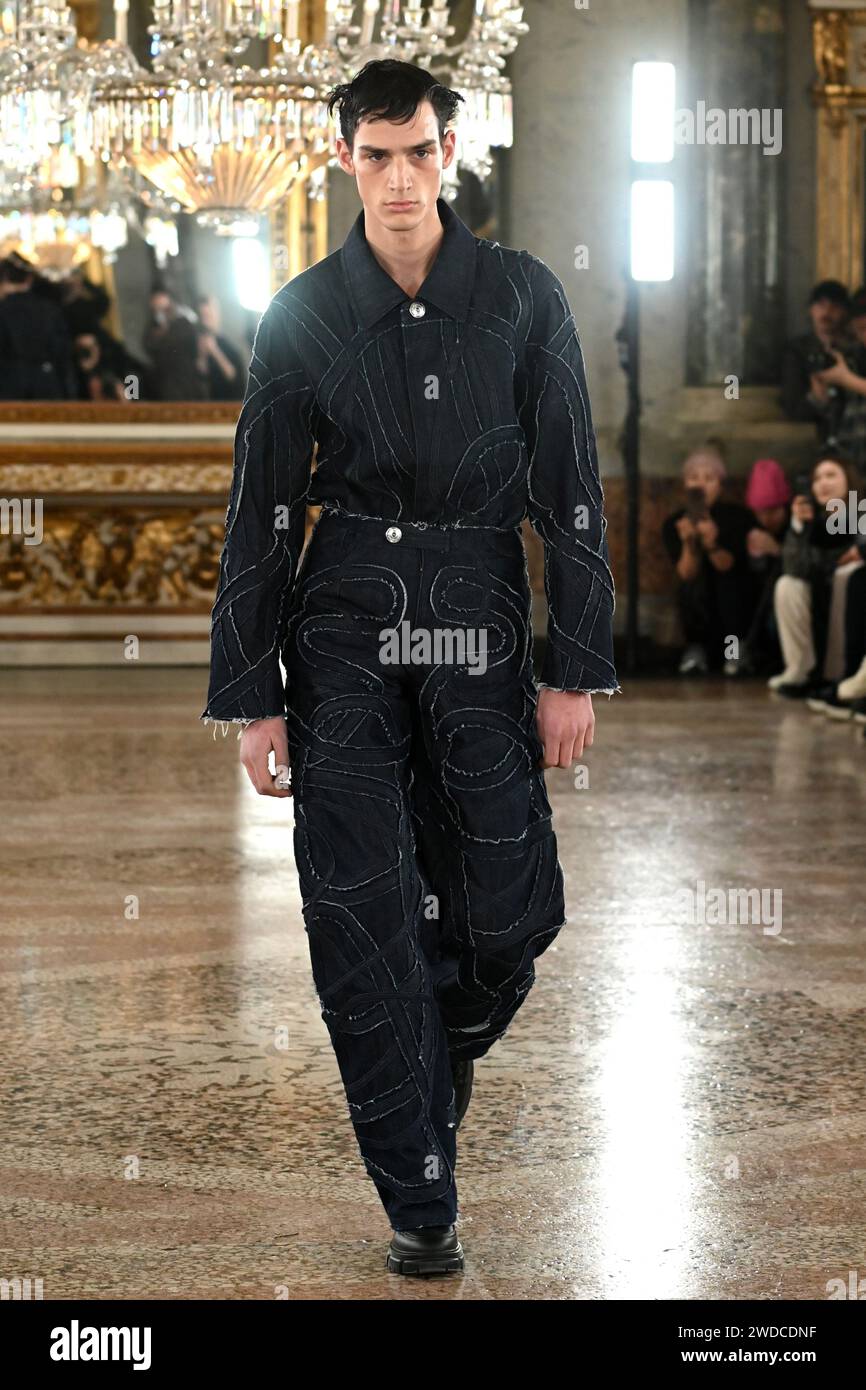 Mailand, Italien. Januar 2024. Sprechen Sie Fashion Show Catwalk auf