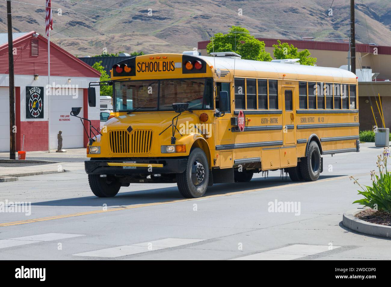Asotin, WA, USA - 24. Mai 2023; gelber amerikanischer Schulbus für Asotin Anatone District 420 auf asphaltierter Straße Stockfoto