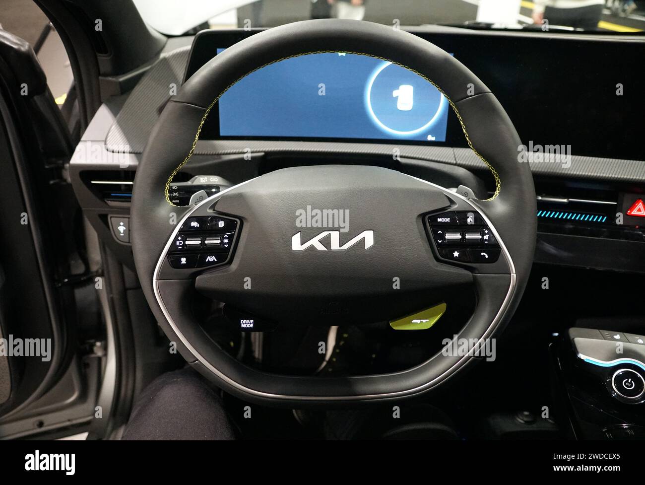 Philadelphia, Pennsylvania, USA - 14. Januar 2024 - die Lenkung und das elektronische Display des neuen vollelektrischen Fahrzeugs 2024 Kia EV6 GT Stockfoto