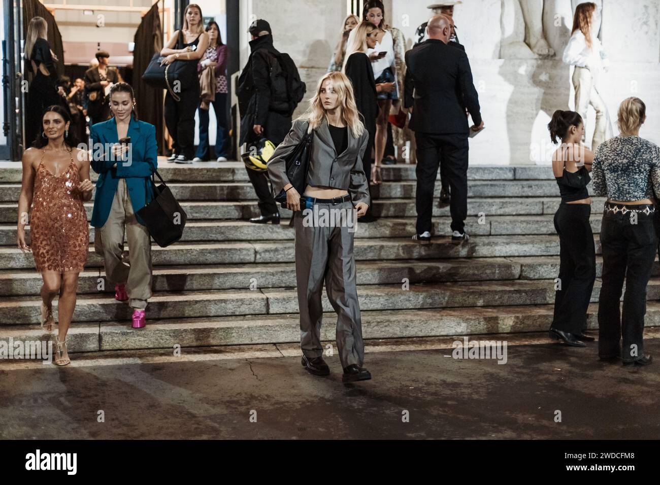 Ein Model außerhalb der Roberto Cavalli Show während der Mailand Fashion Week Damenbekleidung Frühjahr/Sommer 2024. Stockfoto