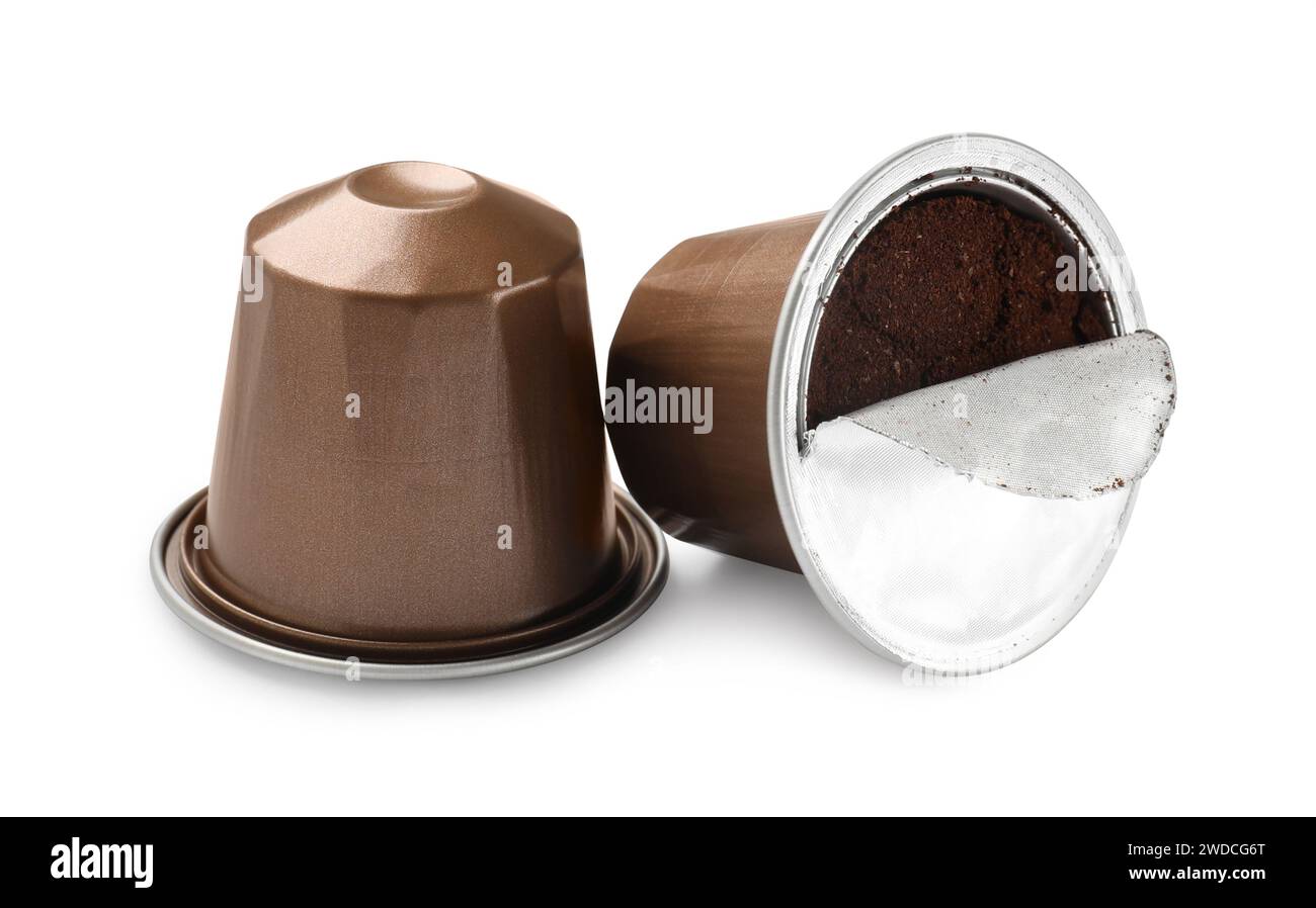 Zwei Kaffeekapseln aus Kunststoff isoliert auf weiß Stockfoto