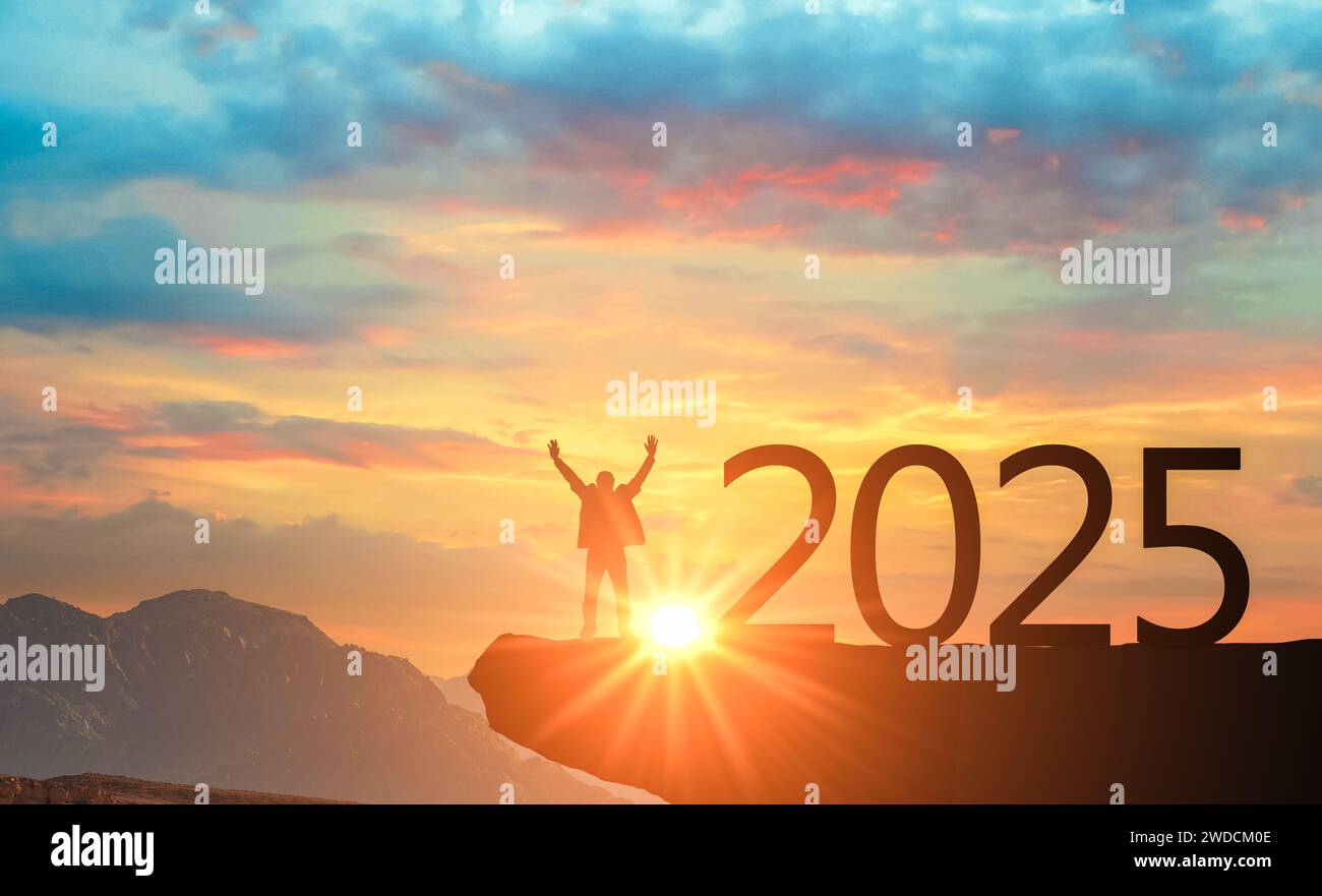 2025 und Silhouette man. Frohes Neues Jahr 2024. Erfolg Unternehmensführung. Ziele, Hoffnungen und Bestrebungen. Willkommen: Frohes Neues Jahr 2025 Stockfoto