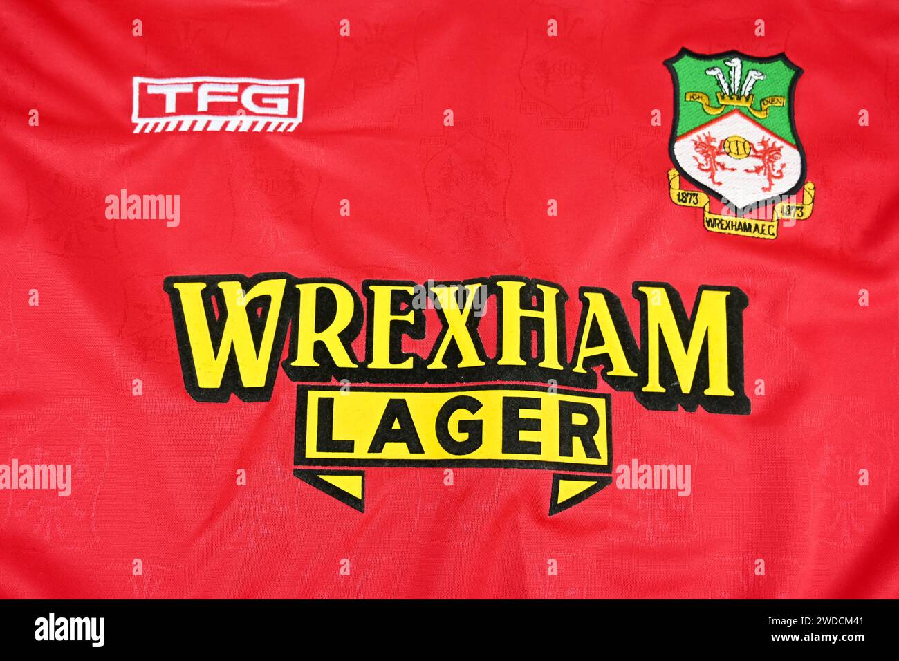 WREXHAM LAGER Sponsoring für das Wrexham AFC 2001-02 Heimtrikot – Wales, Großbritannien – 9. Januar 2024 Stockfoto
