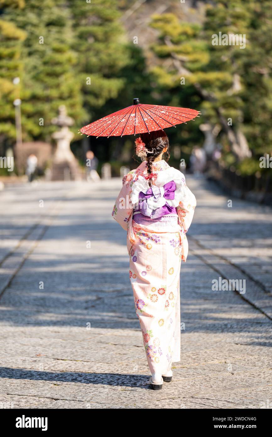 Japanische weibliche Kimono Porträt Rückansicht Fotografie. Kyoto, Japan. Traditioneller Sonnenschirm aus Ölpapier Stockfoto