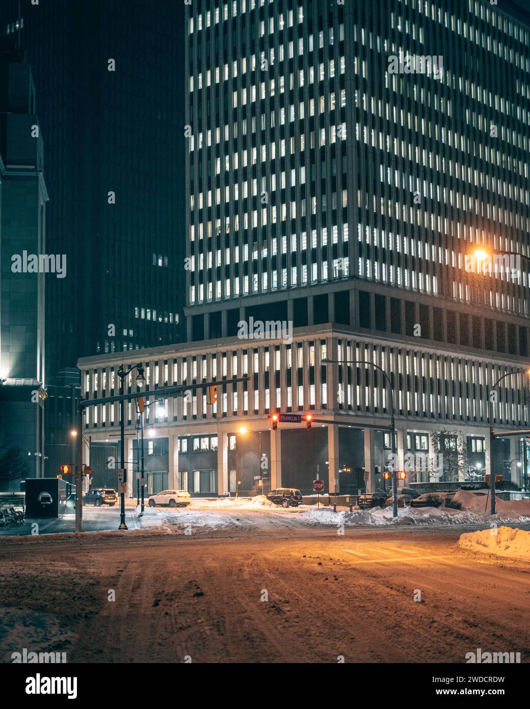Die Kreuzung von Niagara Street und Franklin Street an einem verschneiten Winterabend im Zentrum von Buffalo, New York Stockfoto