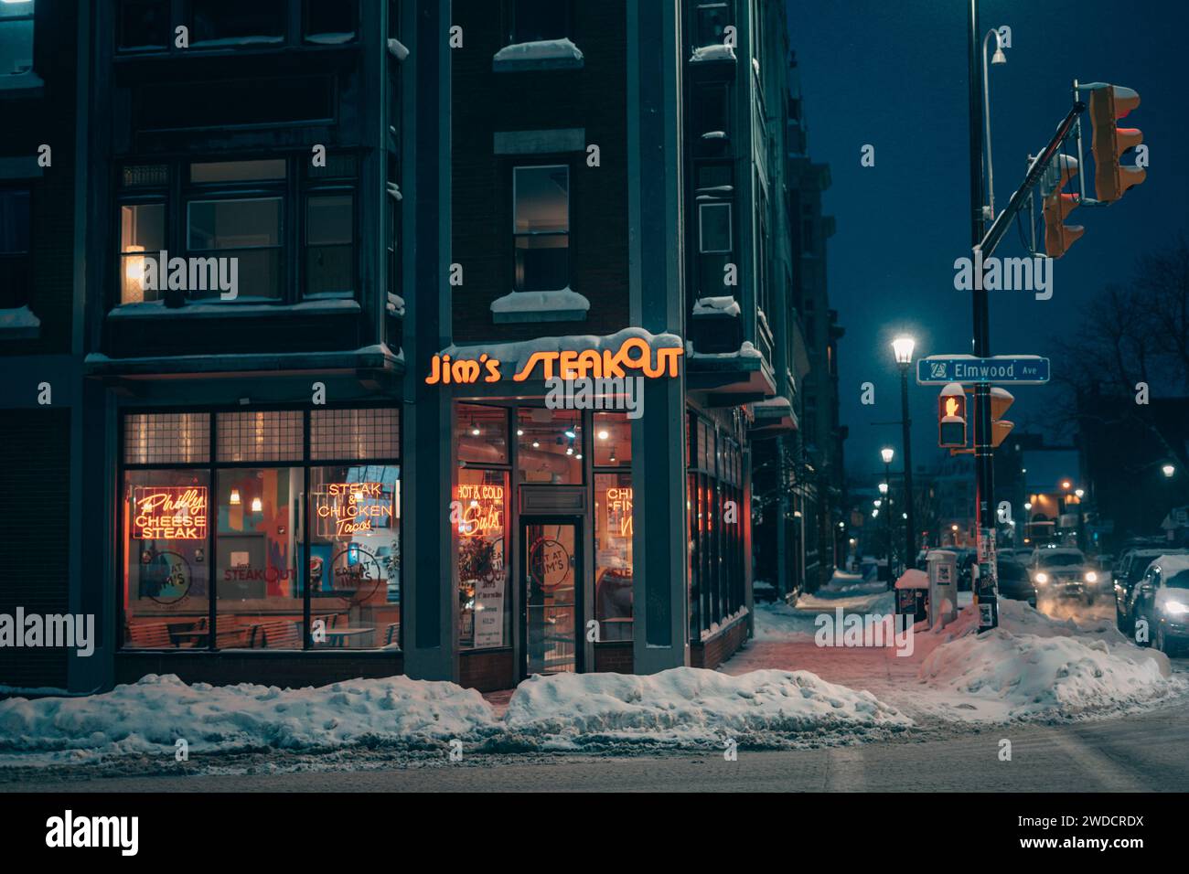 Jims Steakout-Schild an einer verschneiten Winternacht in Allentown, Buffalo, New York Stockfoto