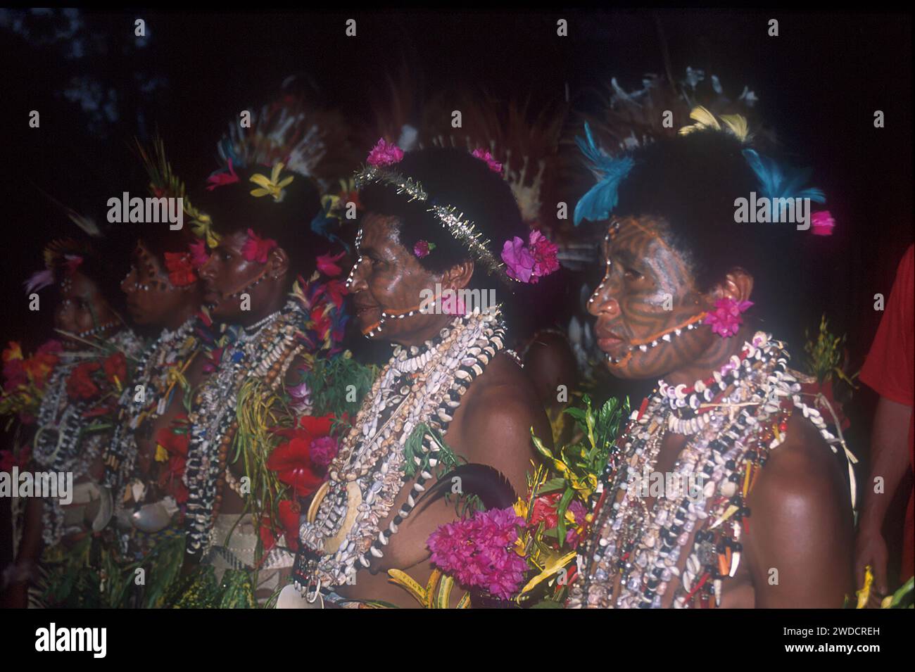 Frauen mit tätowiertem Gesicht und in traditioneller Kleidung, aufgenommen 2003, Tufi, Cape Nelson, Provinz Oro, Papua-Neuguinea, Ozeanien Stockfoto