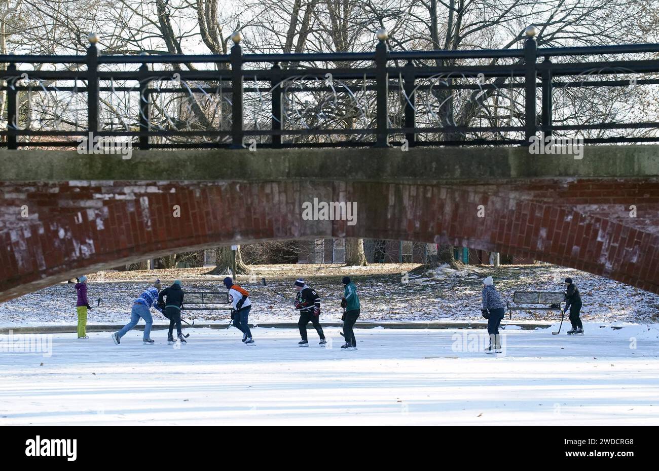 St. Louis, Usa. Januar 2024. Teenager spielen Hockey auf dem gefrorenen See im Benton Park, wenn die Temperaturen nach St. zurückkehren Louis am Freitag, 19. Januar 2024. Nach zwei Tagen Temperaturen in den 30er Jahren hat die kalte Luft aus dem Norden die Temperaturen wieder in einstellige Zahlen gedrückt. Foto: Bill Greenblatt/UPI Credit: UPI/Alamy Live News Stockfoto