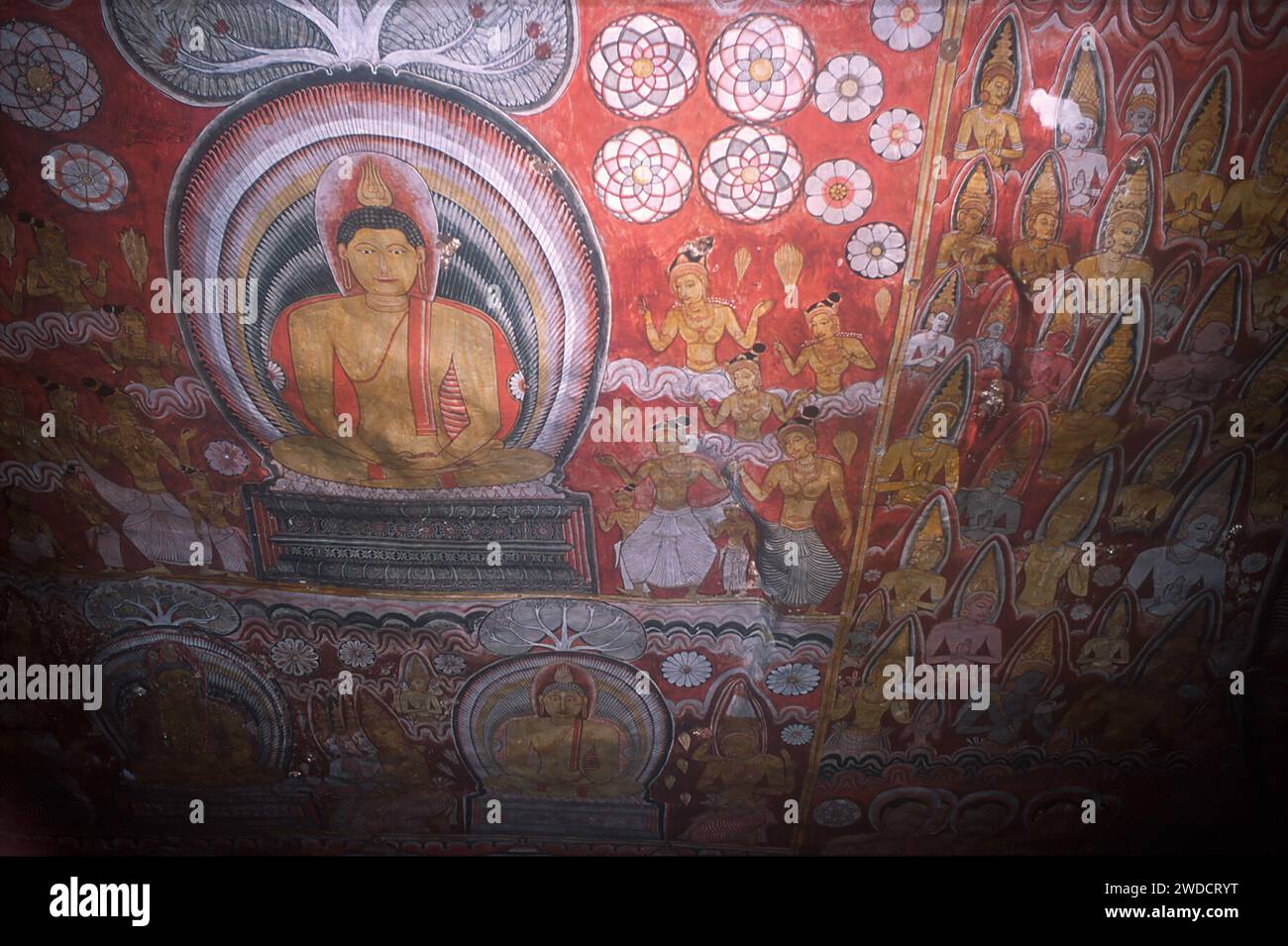 Gemälde von sitzendem Buddha, aufgenommen 2004, Maharaja Viharaya Höhle, Dambulla Höhlentempel, Dambulla, Matale District, Sri Lanka Stockfoto