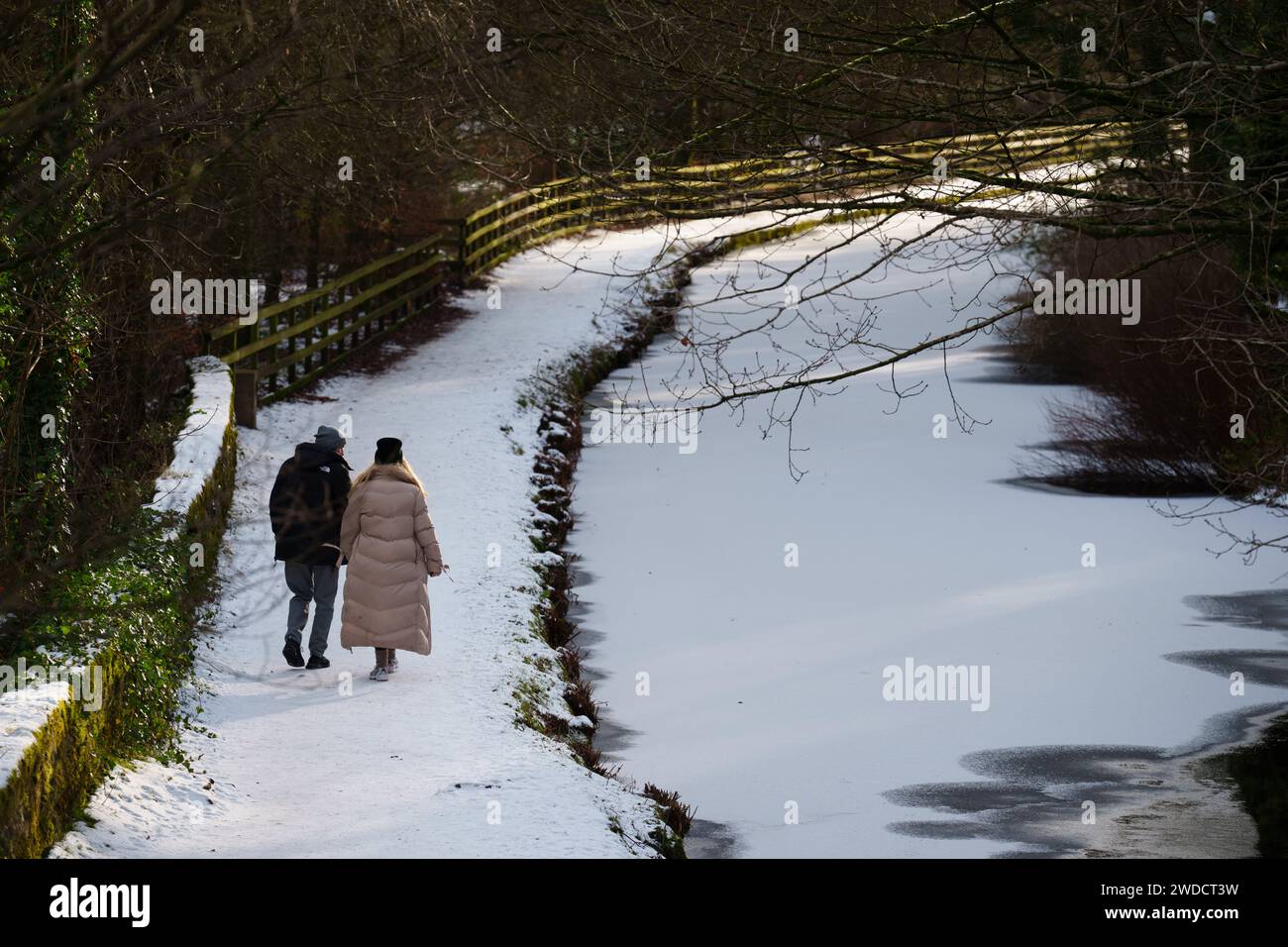 West Yorkshire, Großbritannien. Januar 2024. Menschen laufen auf einer schneebedeckten Straße in Nordengland, Großbritannien, 19. Januar 2024. Quelle: Jon Super/Xinhua/Alamy Live News Stockfoto