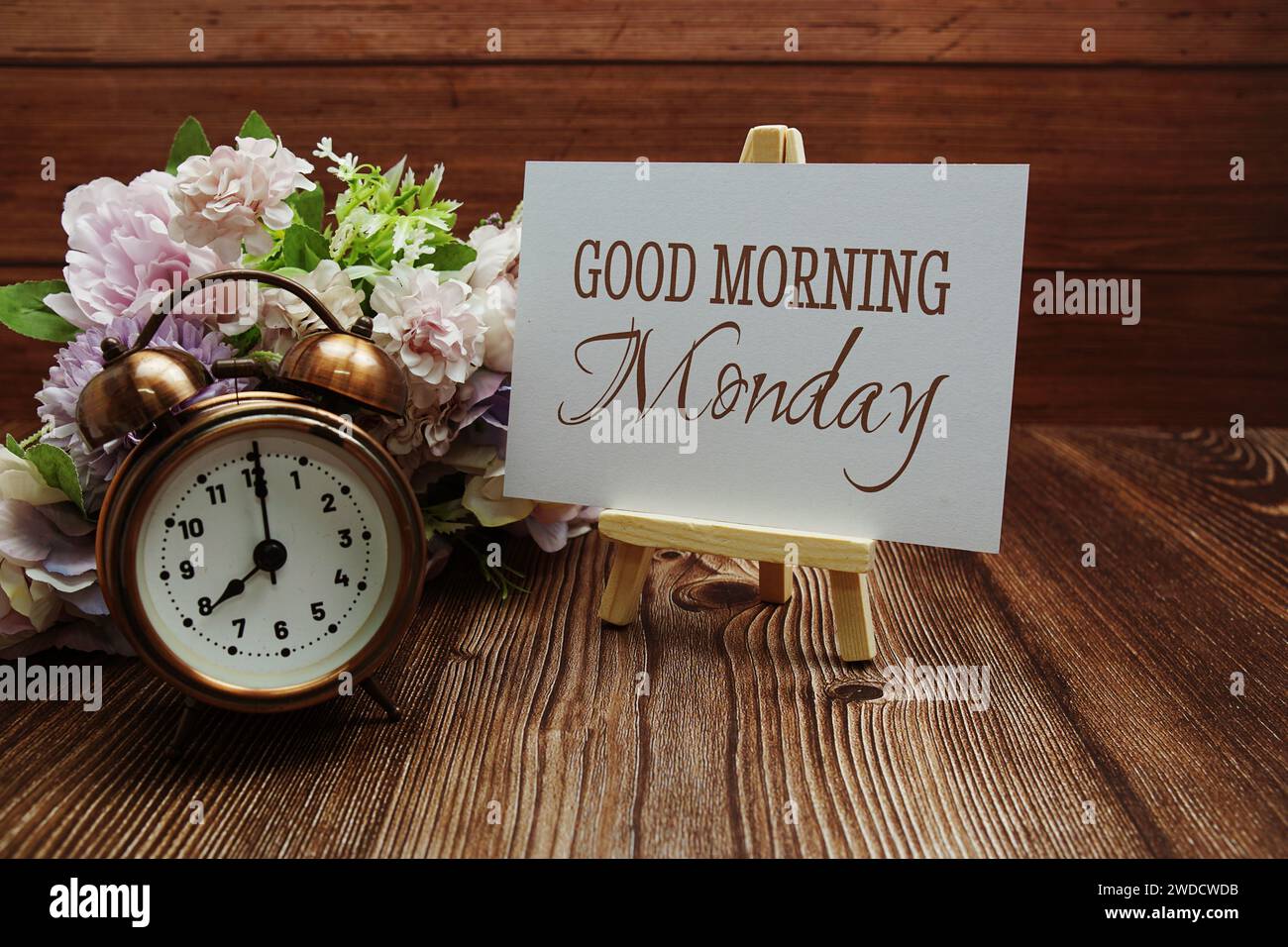 Guten Morgen Montag Text auf Papierkarte auf hölzernem Hintergrund Stockfoto