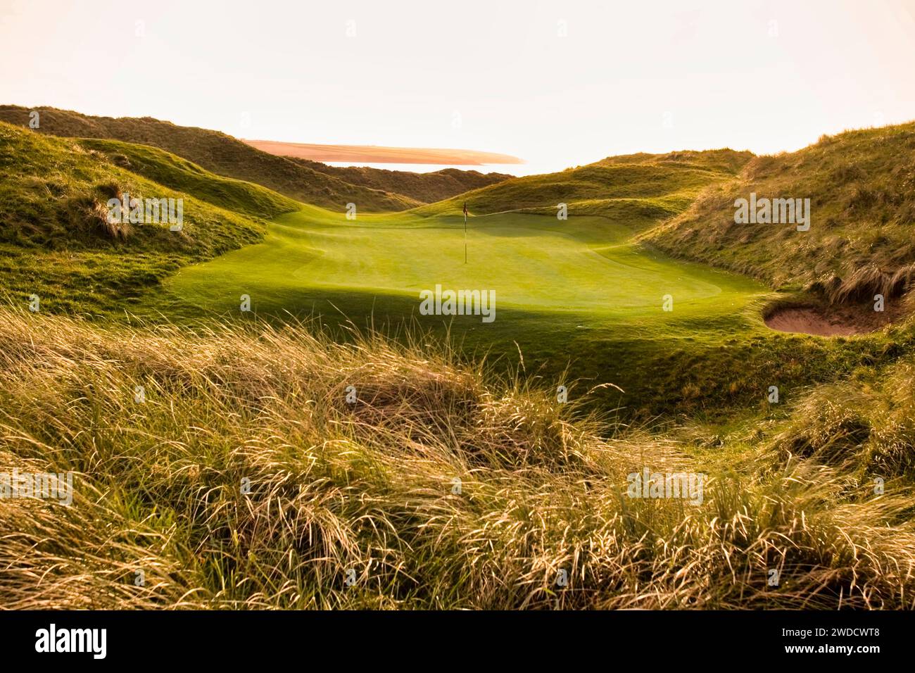 Ballybunion Golf Club, County Kerry, Irland - Old Course - Blick über das 18. Green / Loch in Richtung Atlantik. Stockfoto
