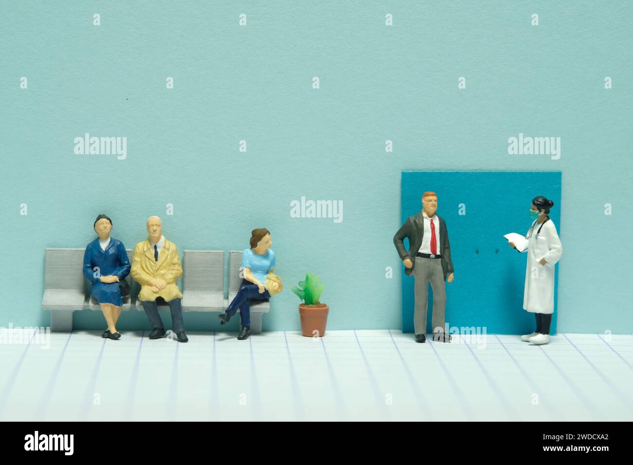 Miniatur-Kleinkinder-Spielfiguren-Fotografie. Eine Warteschlange im Krankenhaus des Patienten, um den Arzt für den medizinischen Gesundheitscheck zu treffen. Bild Foto Stockfoto