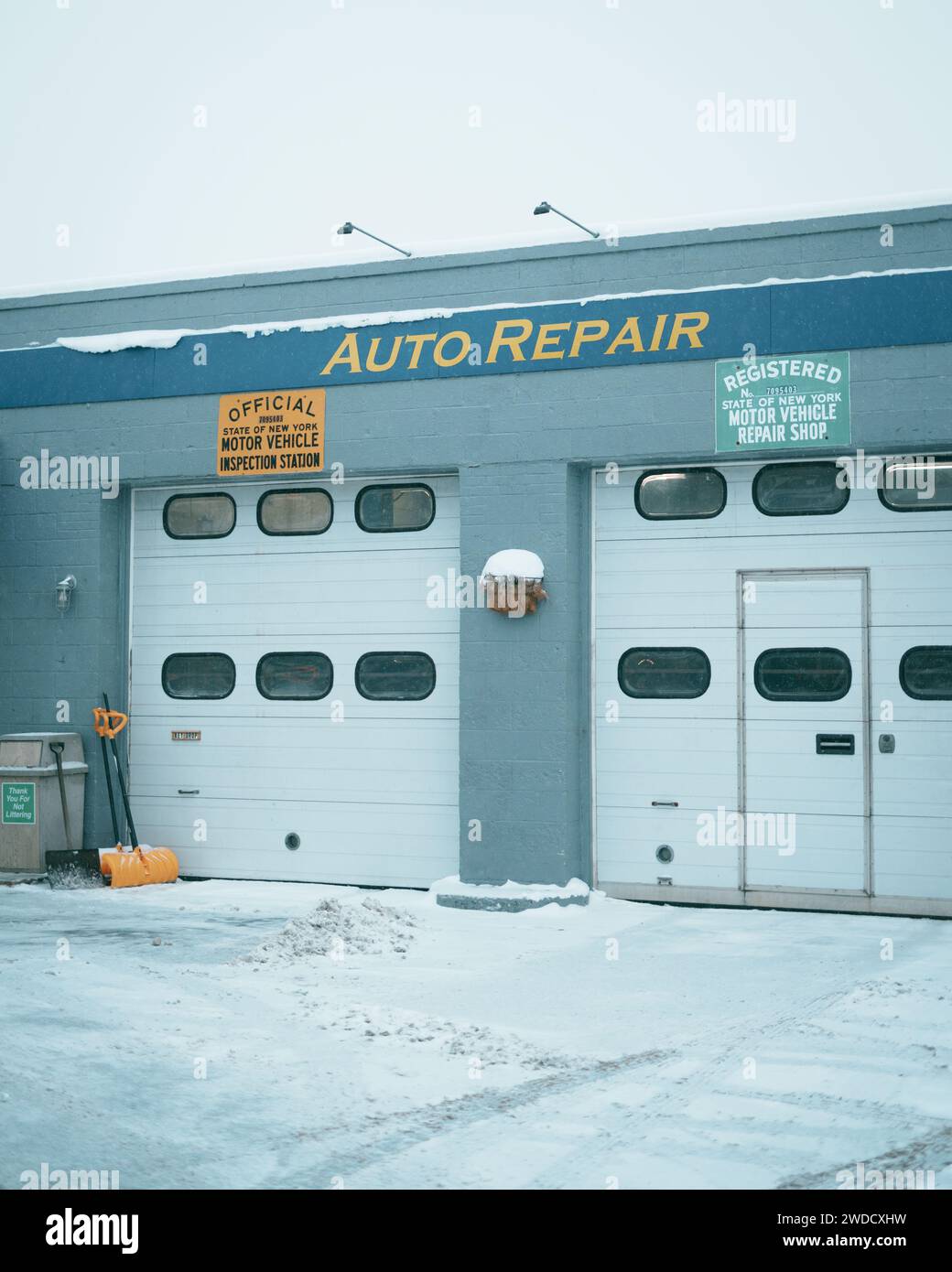 Joes Service Center Autowerkstatt an einem verschneiten Wintertag in Buffalo, New York Stockfoto