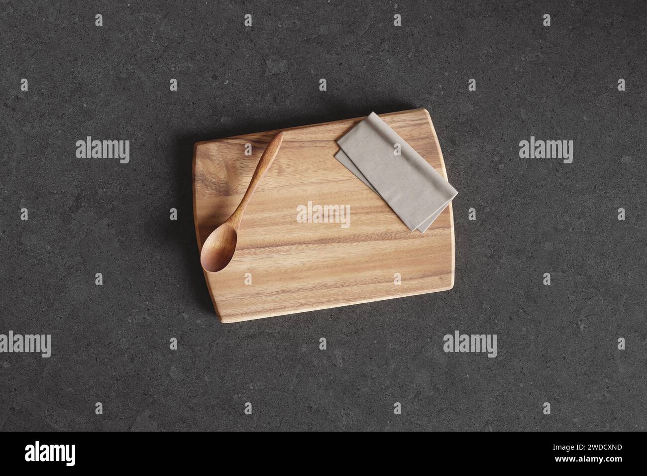 Schneidebrett auf einem Holztisch. Kulinarischer Hintergrund. Leeres Schneidebrett aus Holz, Ausstellungsfläche für Produkte. Stockfoto