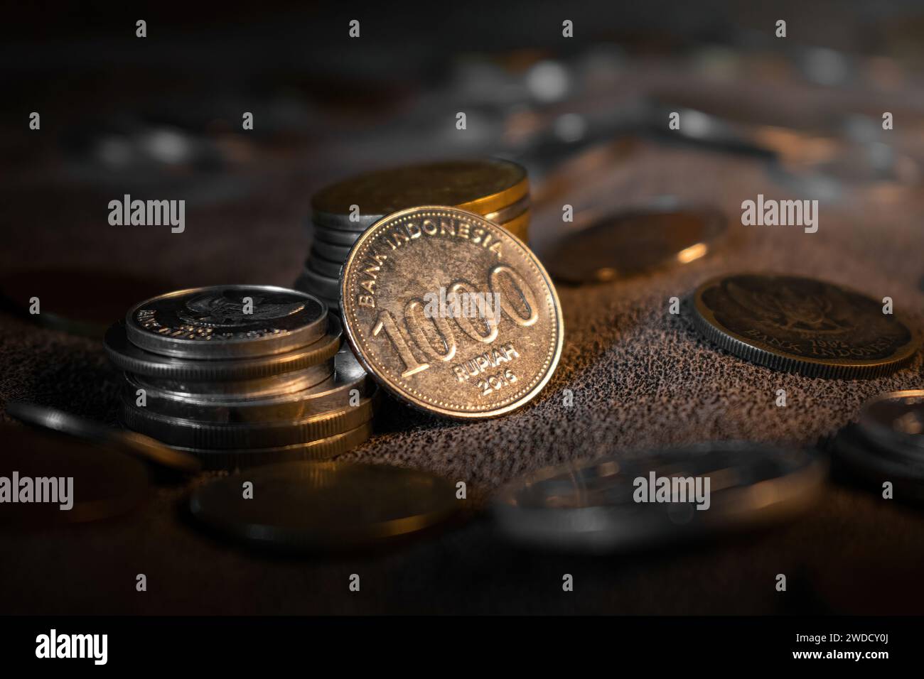 Stapel Münzen. Indonesien alte Münzen. Münzen aus den 90er Jahren. Reichtum und Reichtum. Finanz- und Geldbörseninvestitionen als Konzept. Stockfoto