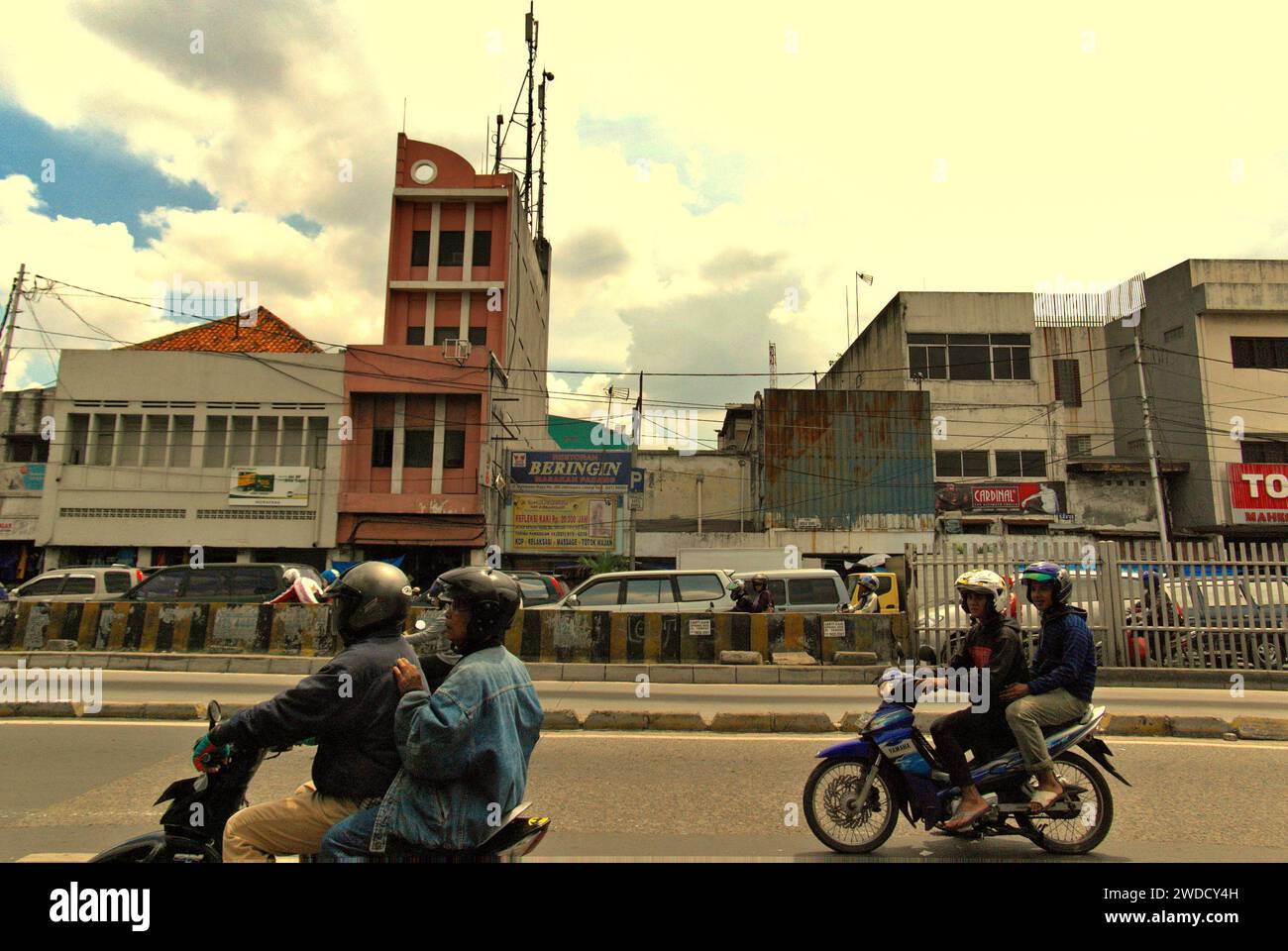 Blick auf eine Straße und ihren Verkehr in Jatinegara, Ost-Jakarta, Jakarta, Indonesien. Autofahrer fahren auf einer leeren Seite, fotografiert in einem Hintergrund von Stau auf der anderen Seite. Stockfoto