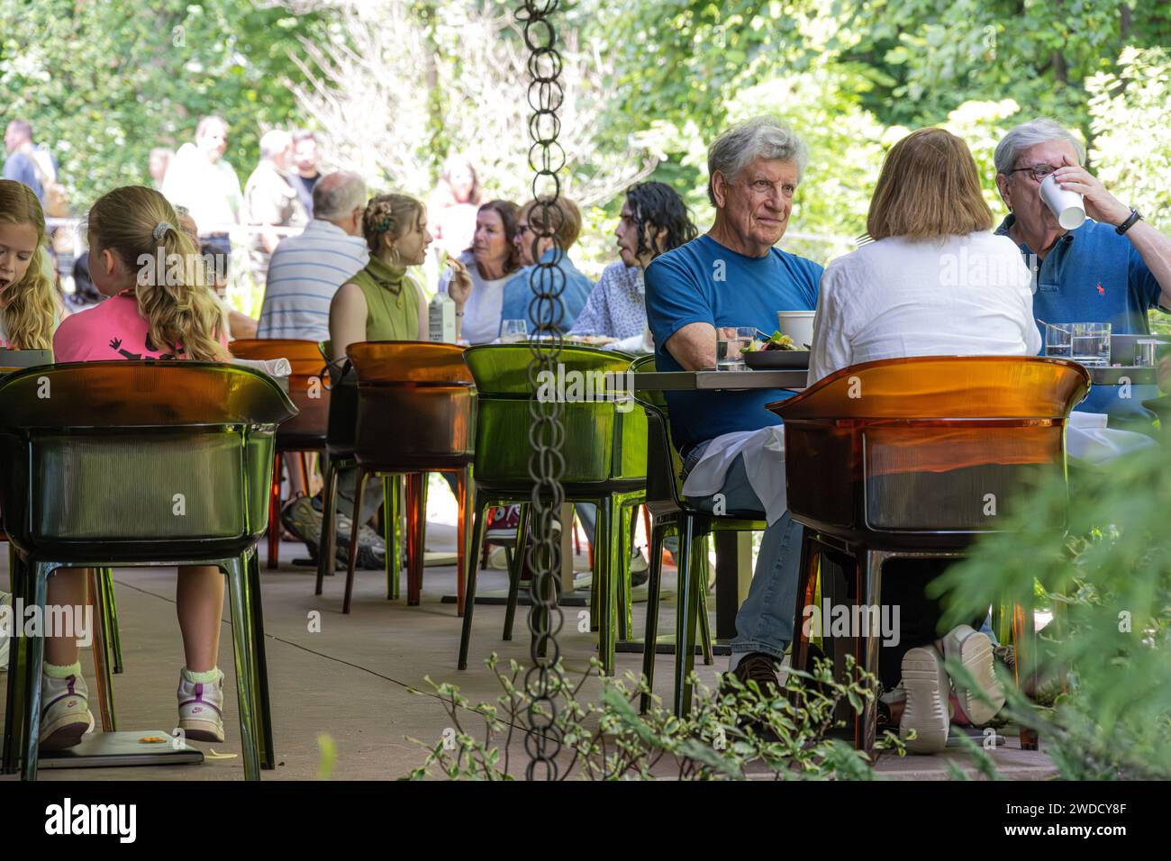 Außenterrasse des Longleaf Restaurant und Quick Café im Atlanta Botanical Garden in Midtown Atlanta, Georgia. (USA) Stockfoto