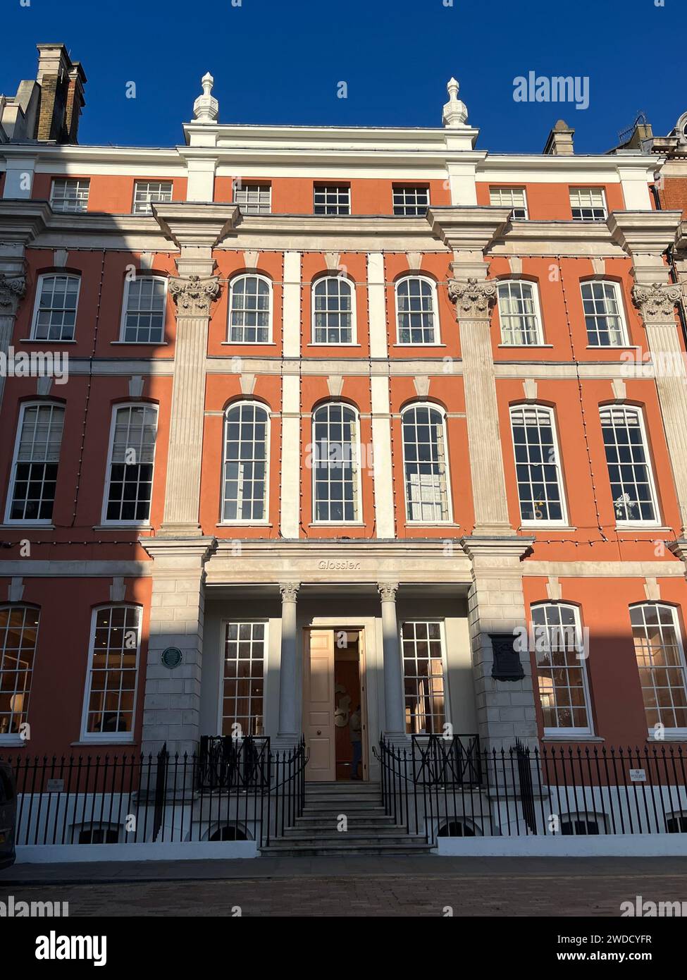 London, Großbritannien. Januar 2024. 43 King Street am Covent Garden. Vor 250 Jahren wurde in London ein 'Grand Hotel' eröffnet. Das Gebäude an der King Street in Covent Garden gilt als das erste Luxushotel unter diesem Namen. (Zu dpa: 'Travel for Pleasure: Das erste Grand Hotel, das vor 250 Jahren eröffnet wurde') Credit: Julia Kilian/dpa/Alamy Live News Stockfoto